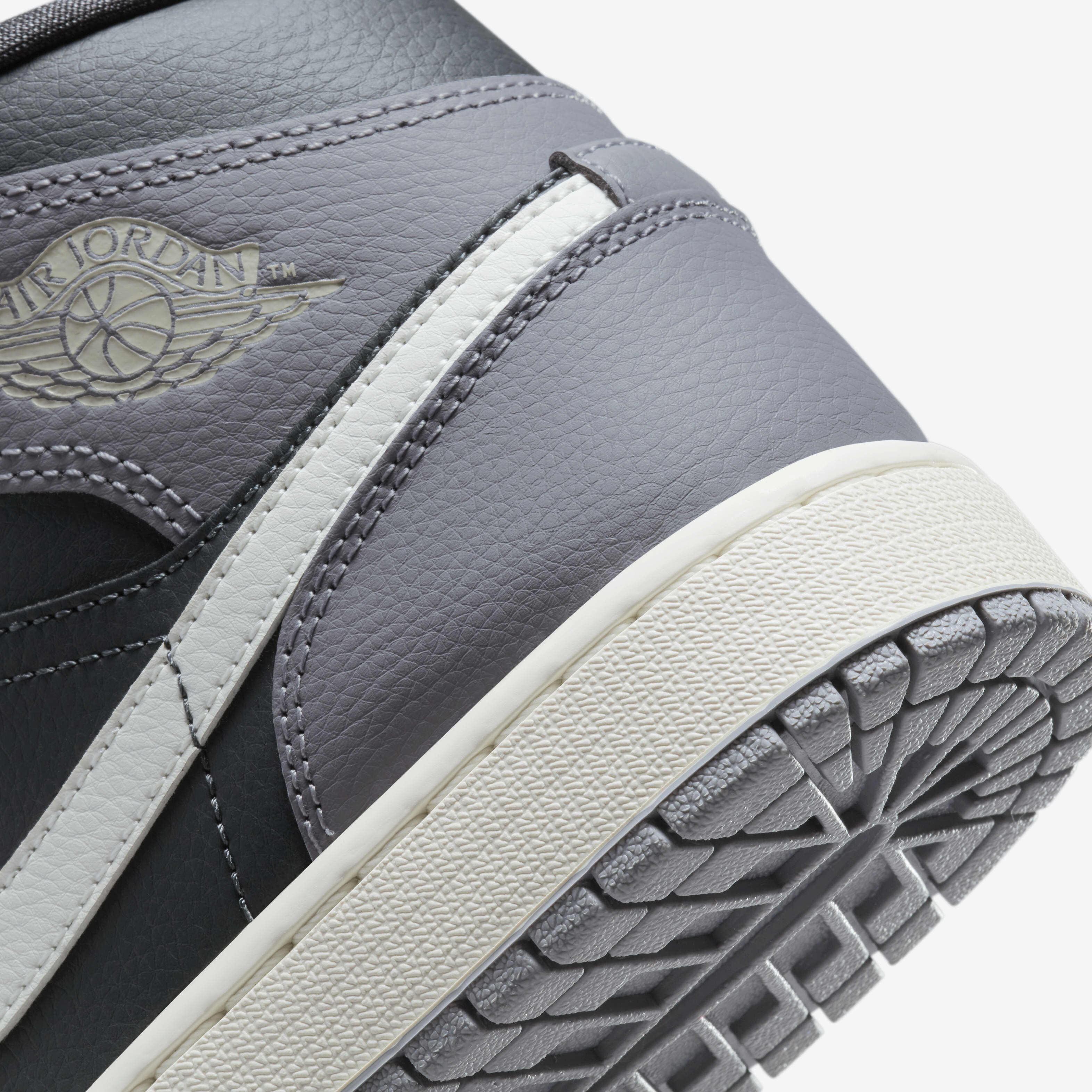 حذاء اير جوردن 1 ميد image number 7