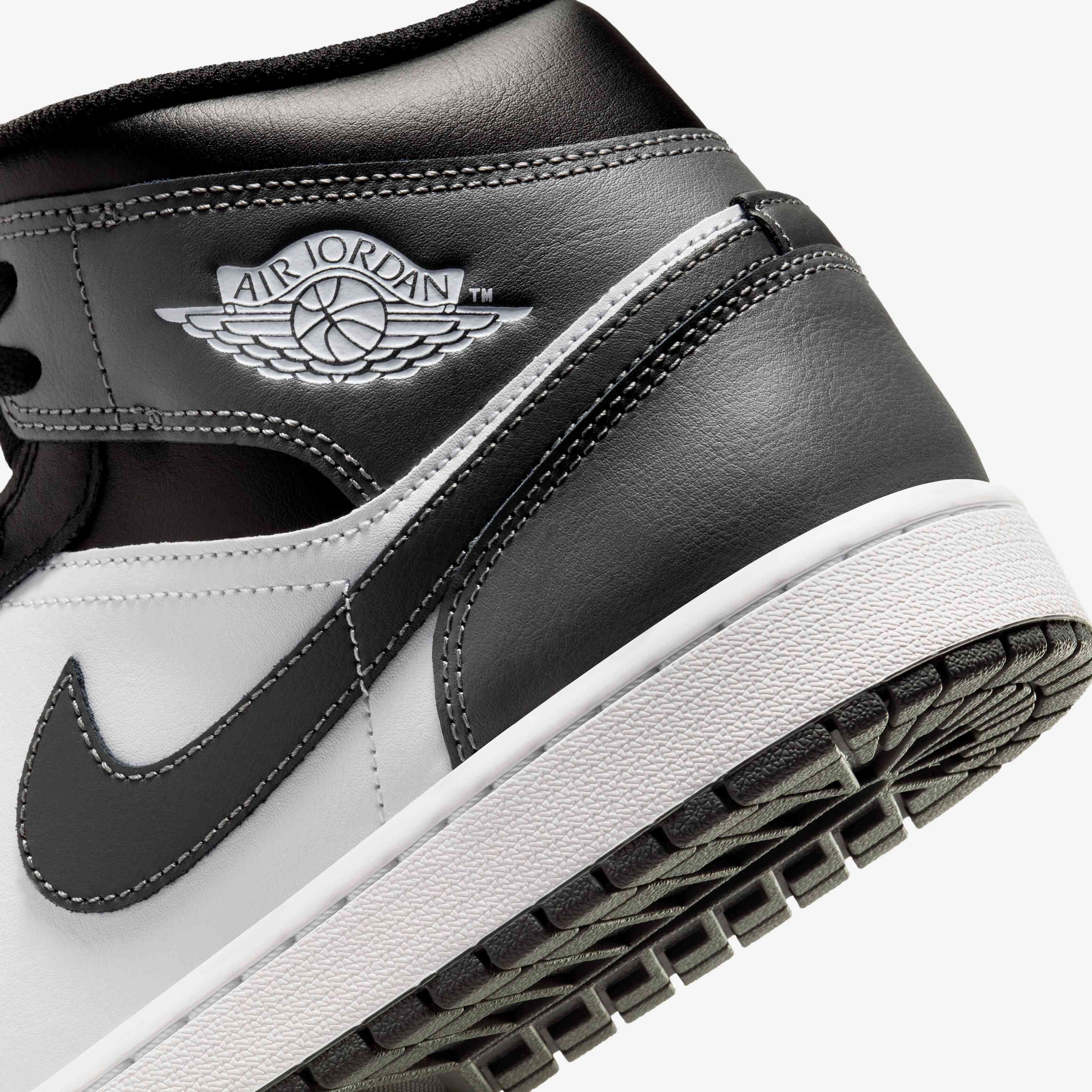 Air Jordan 1 Mid Shoes image number 7