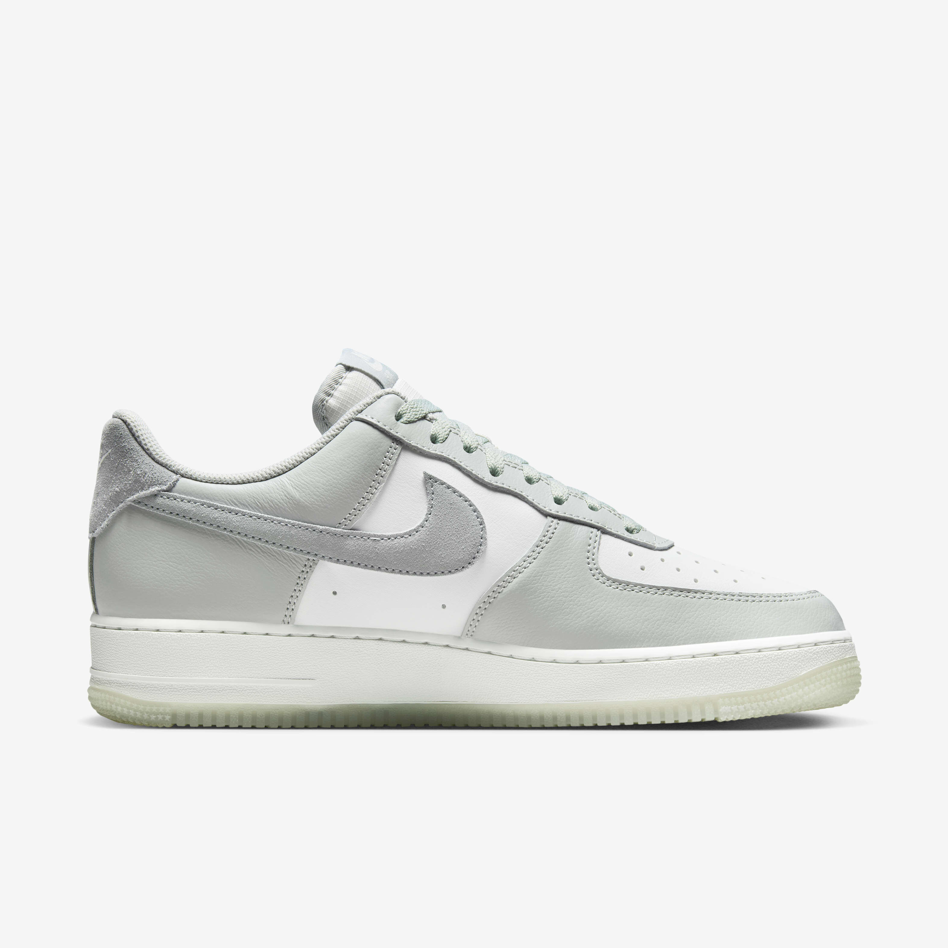 Nike Air Force 1 '07 LV8 image number 2
