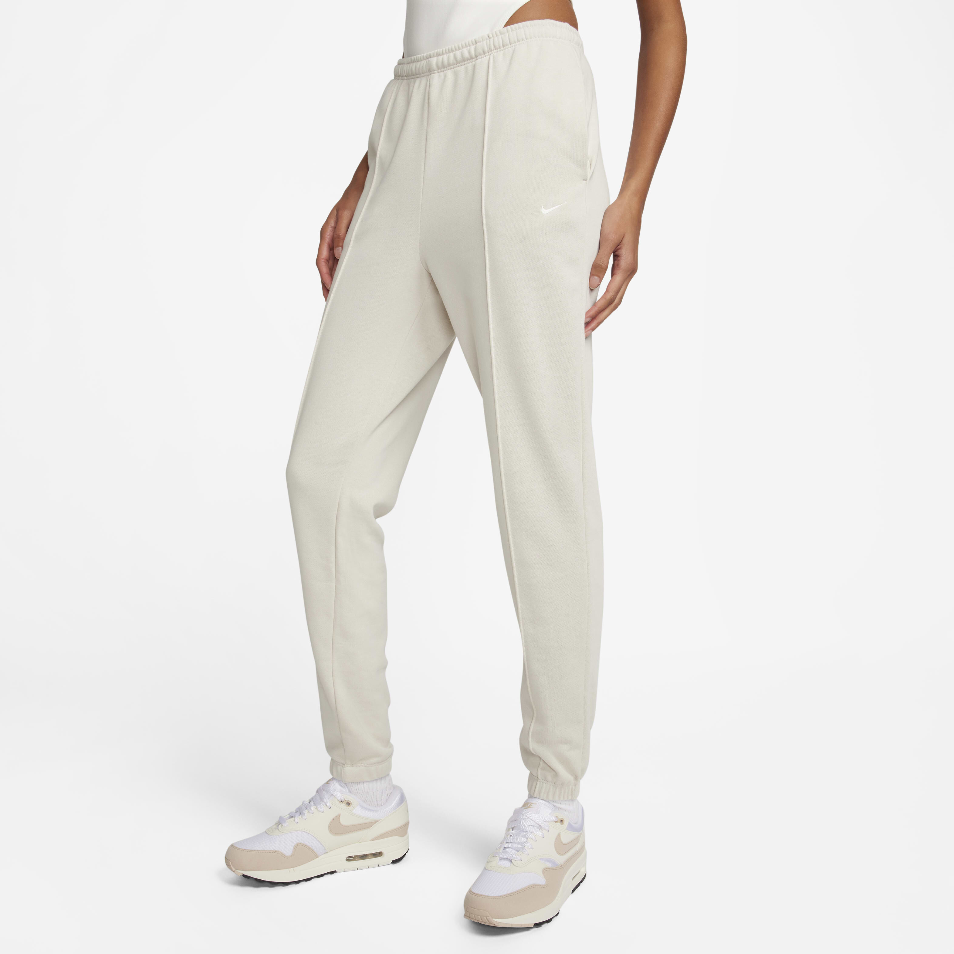 Womens slim fit nike joggers discount