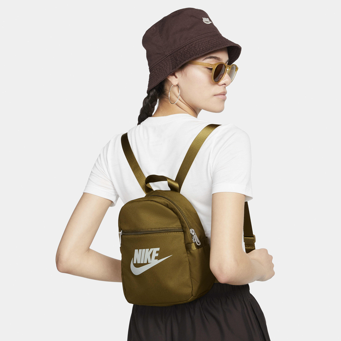 brown womens nike backpack Aura HF7007 24L Backpack, Mink Brown/Mink Brown/Matte Silver, Einheitsgre, SPORTSWEAR While carrying the bag around the golf course Air Nike Elite Backpack Brown