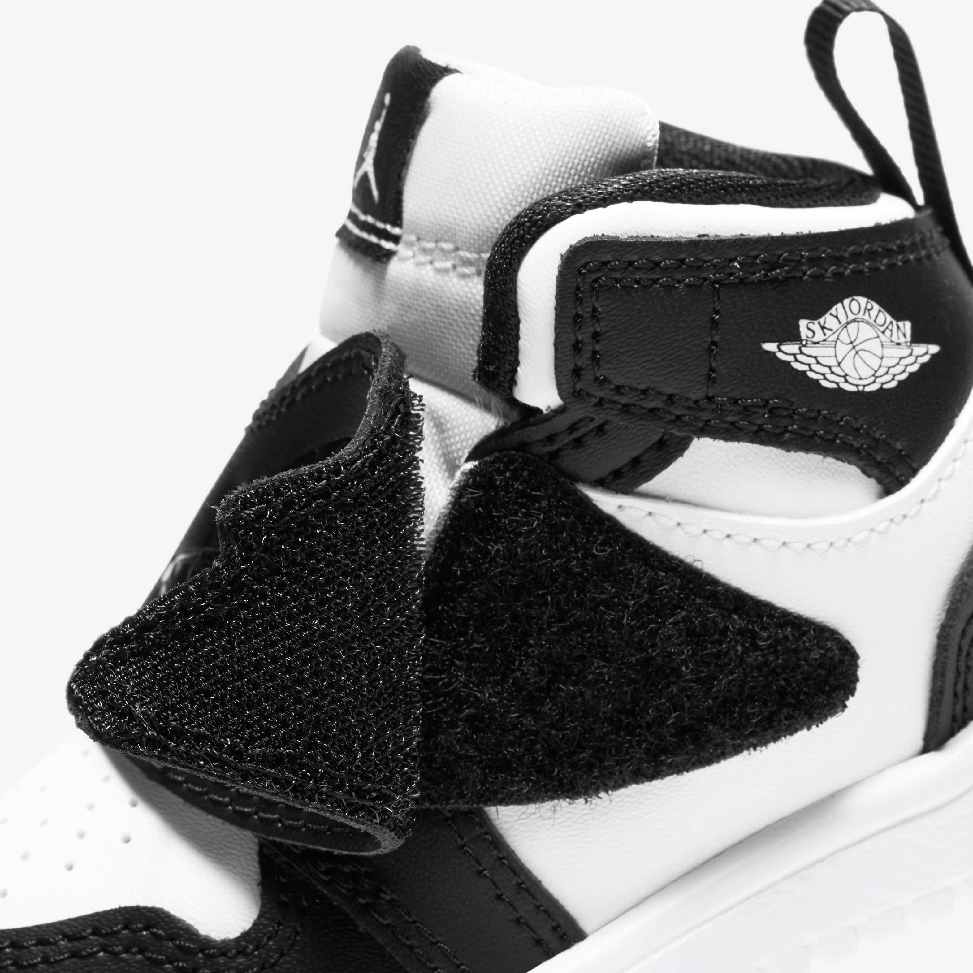 Sky Jordan 1 image number 7