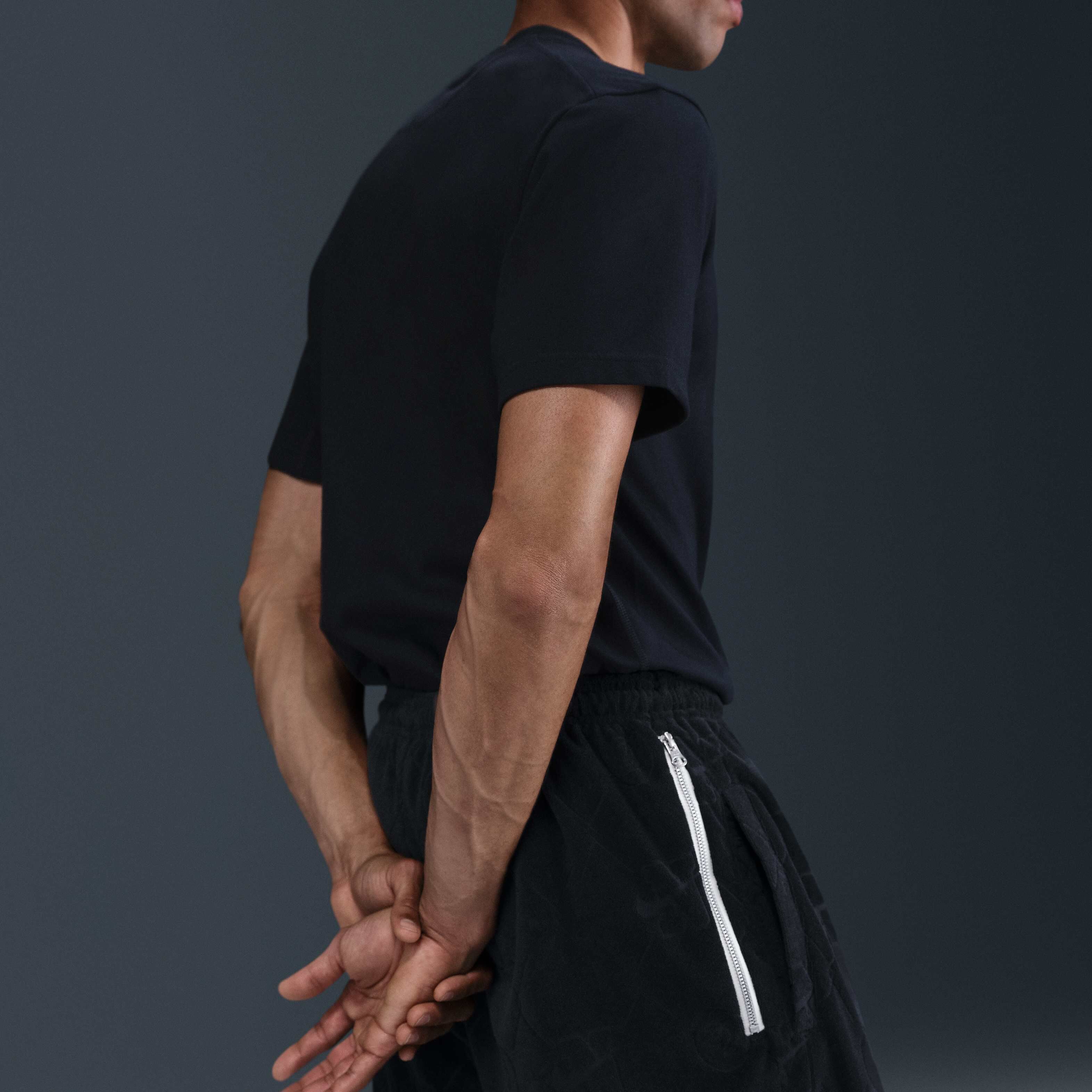 Nike Standard Issue image number 2