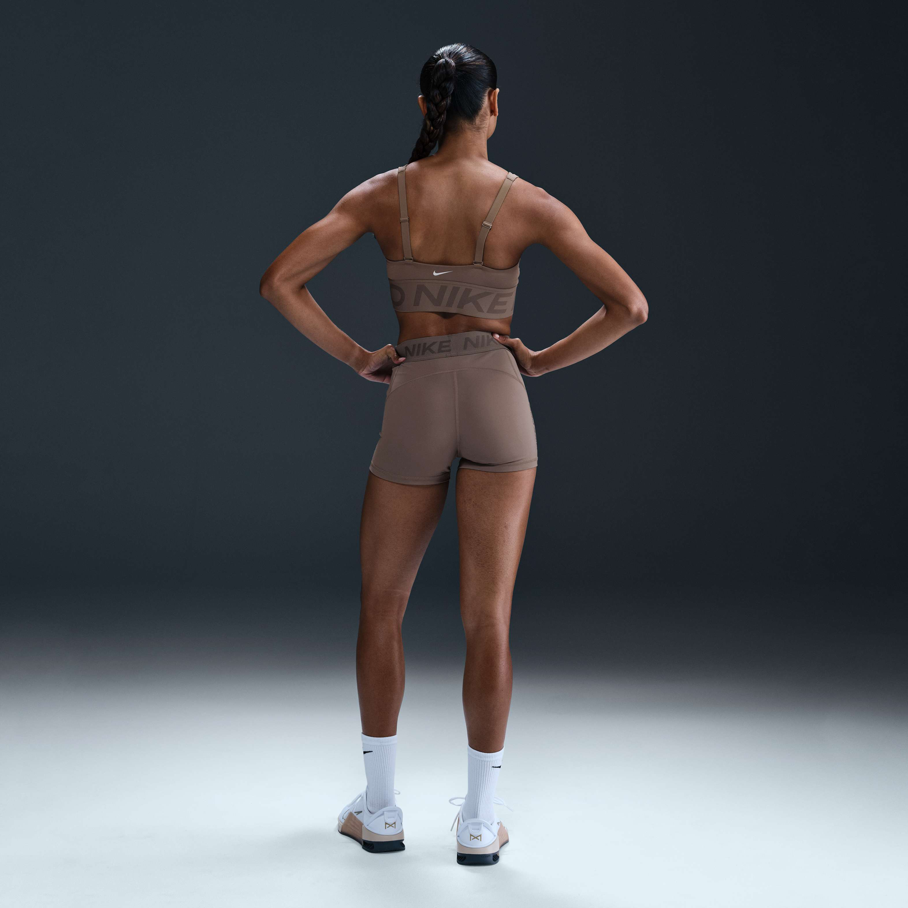 Nike Pro Indy Plunge image number 4