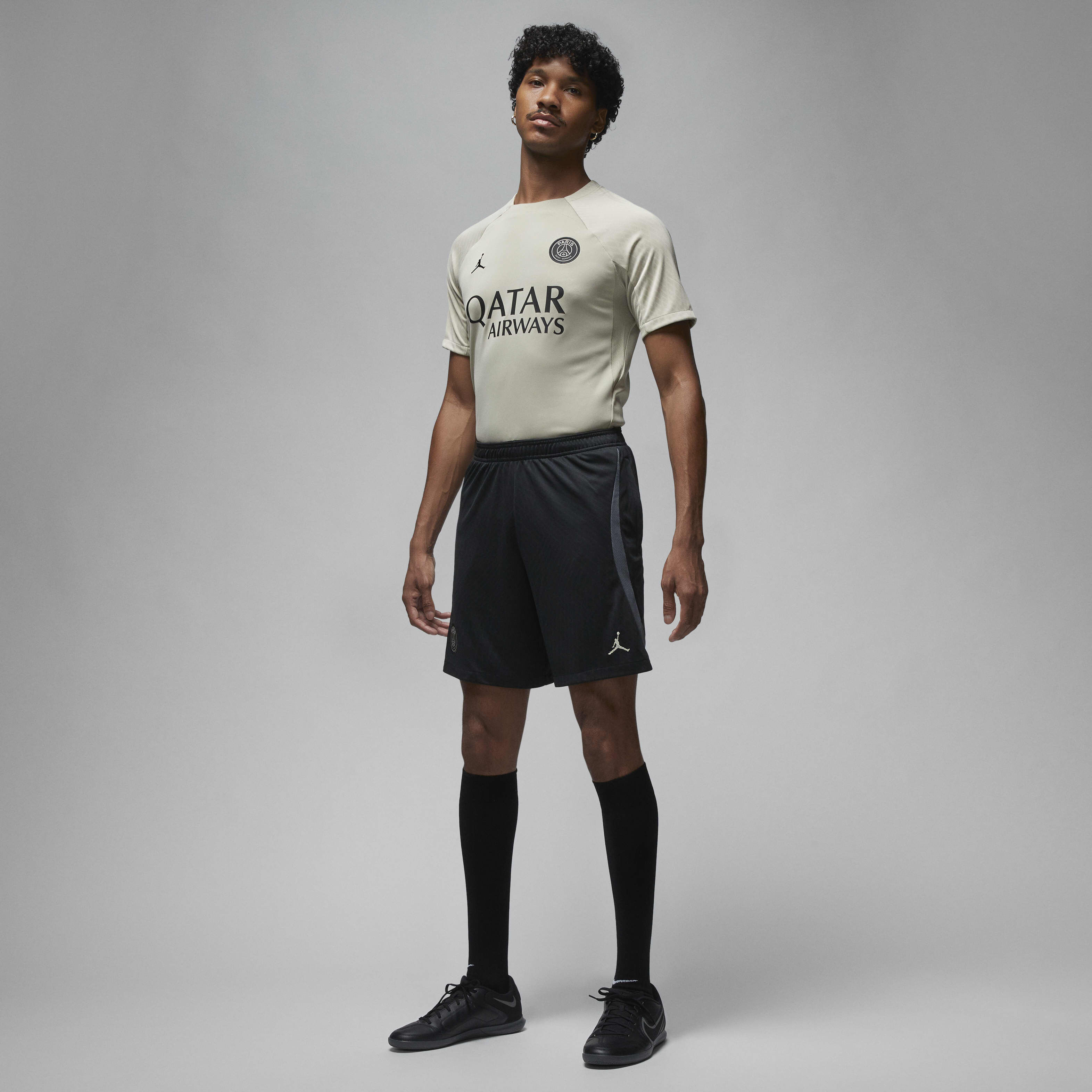 Paris Saint-Germain Strike Third image number 7