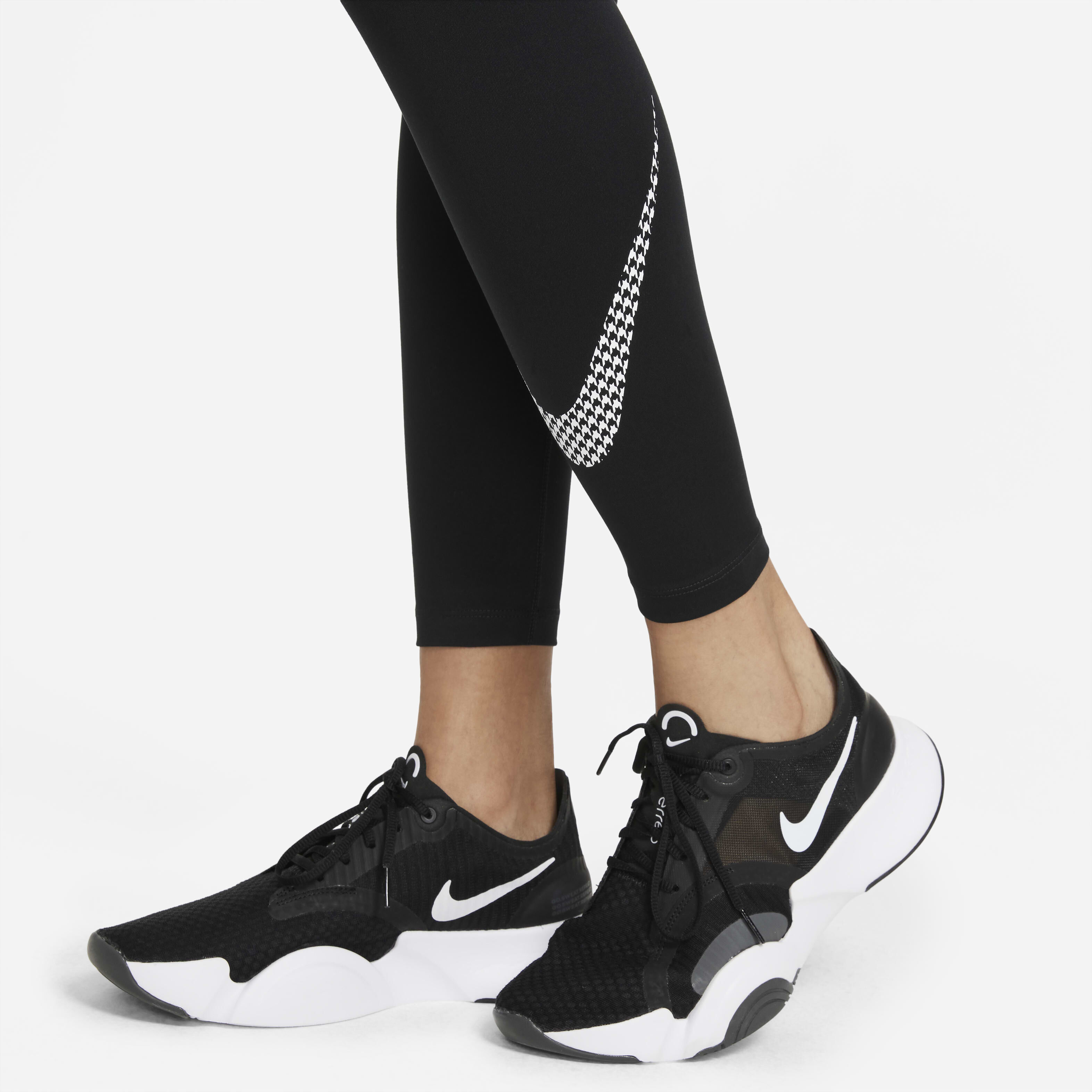 Nike Dri-FIT One Icon Clash image number 5