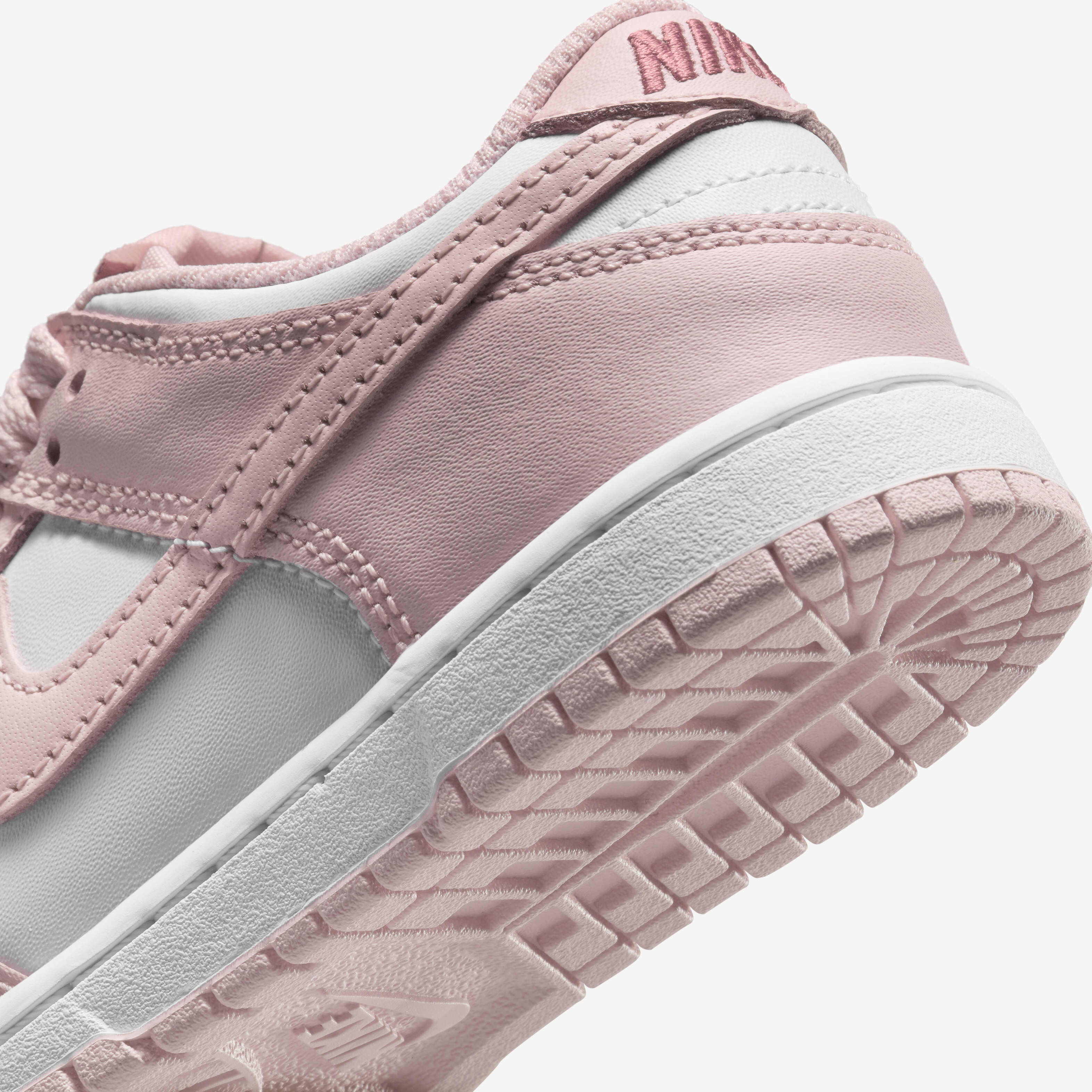 nike venture runner pink