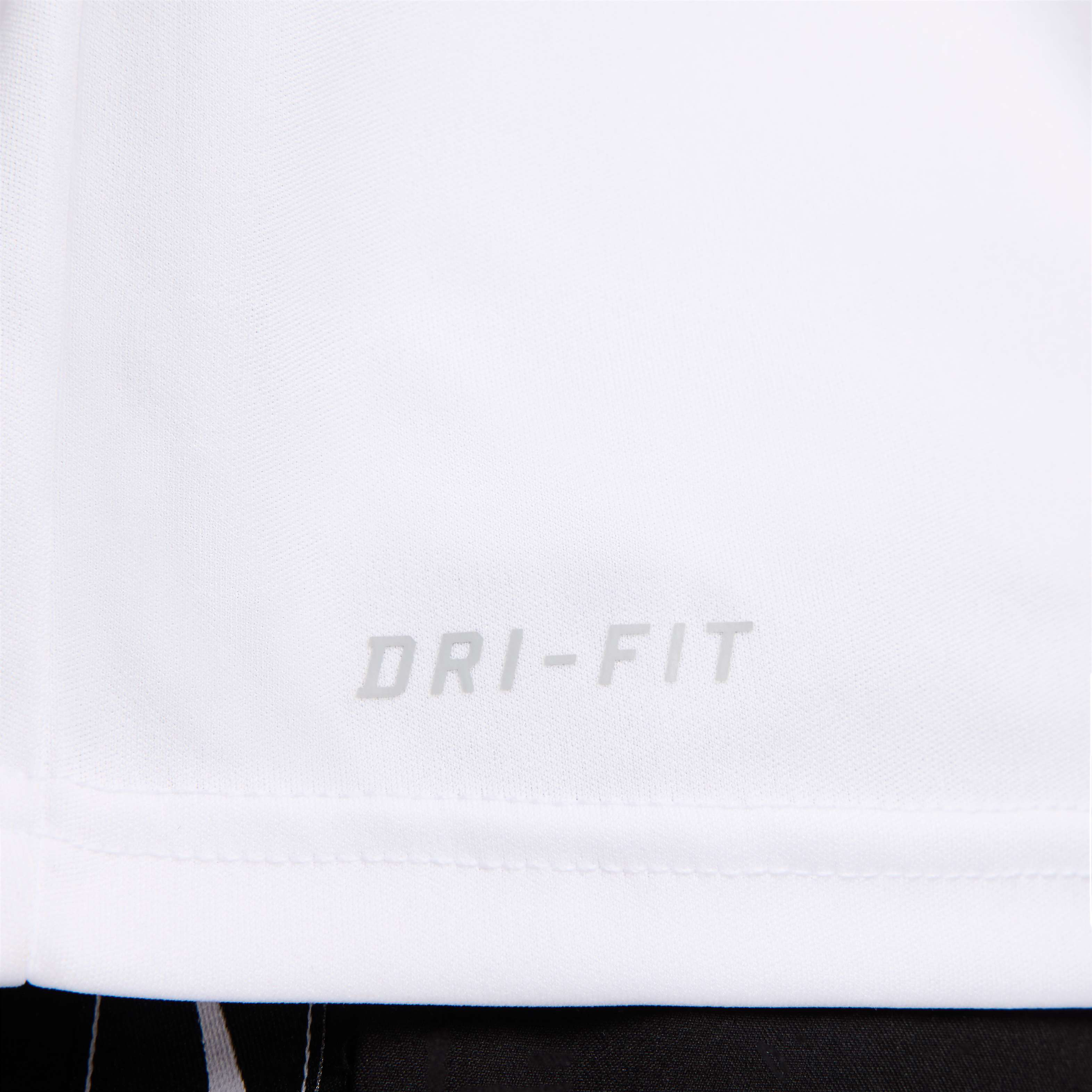 Nike Essential image number 3