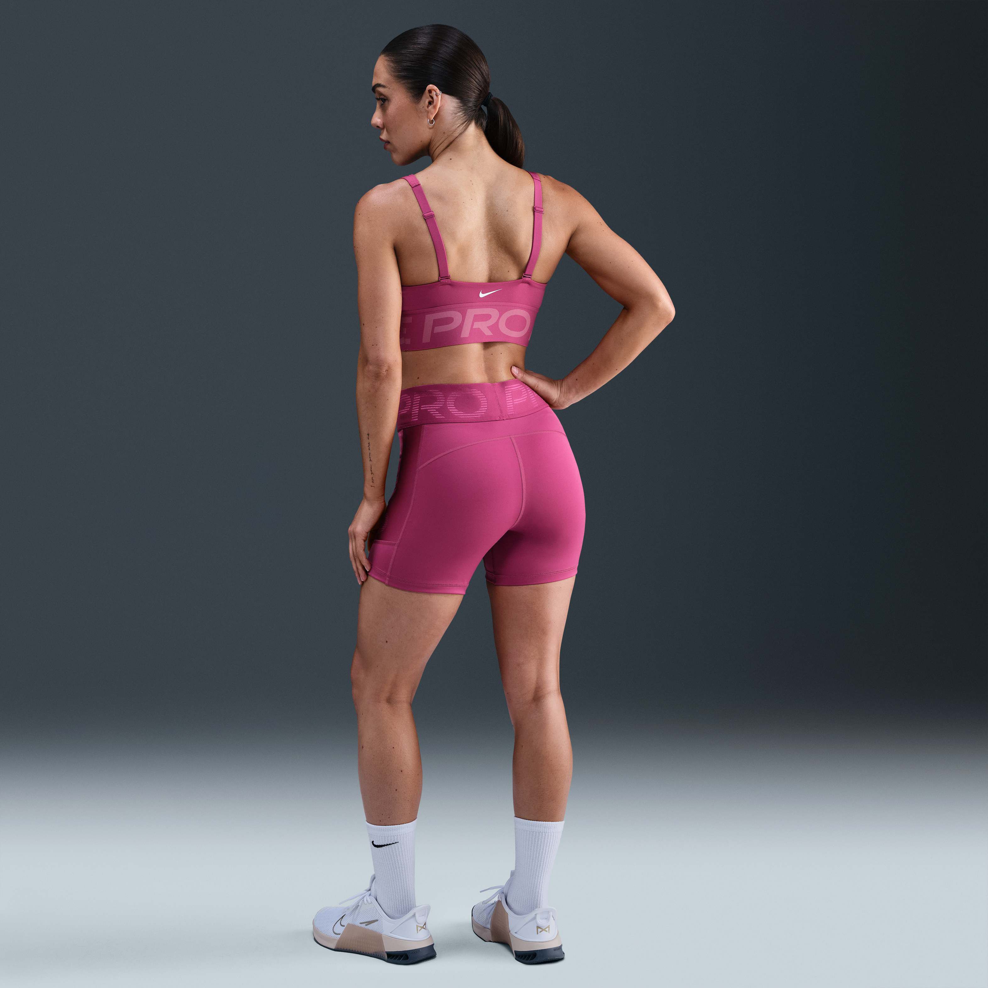 Nike Pro Indy Plunge image number 4