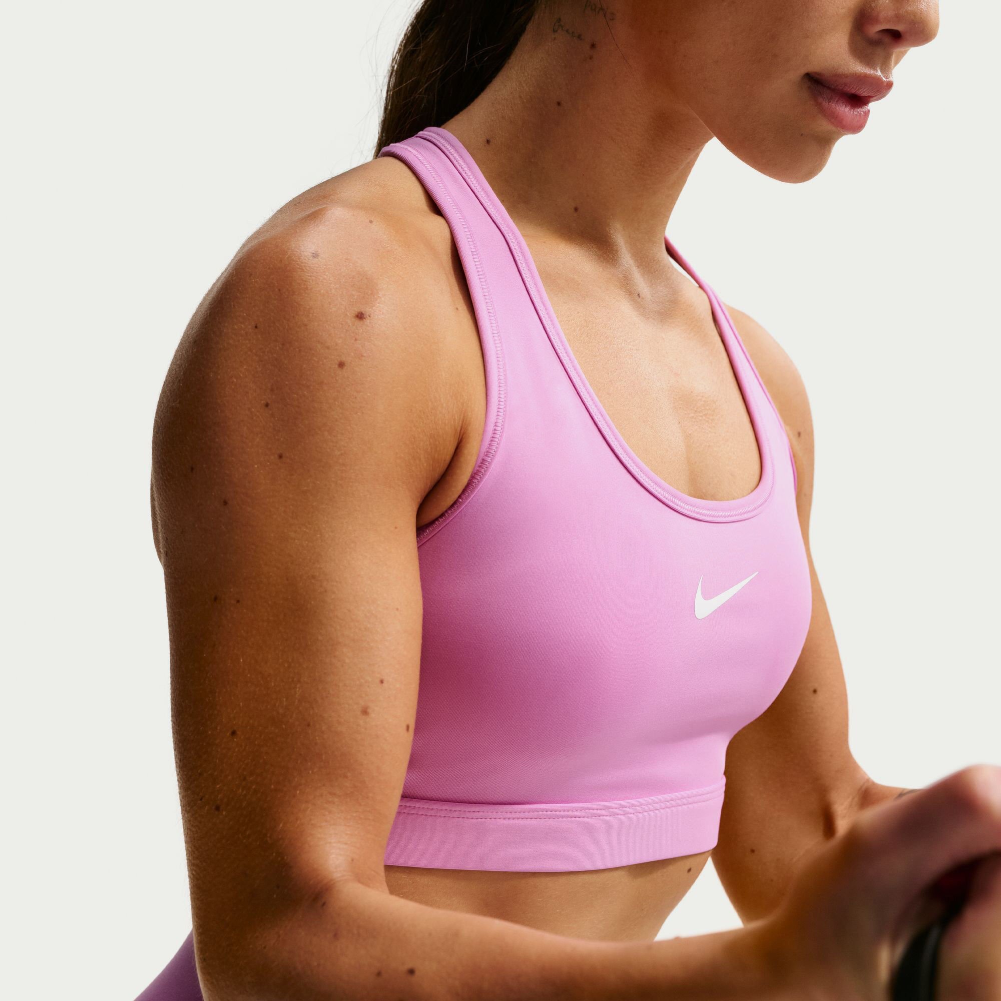 Nike Swoosh Medium Support image number 4