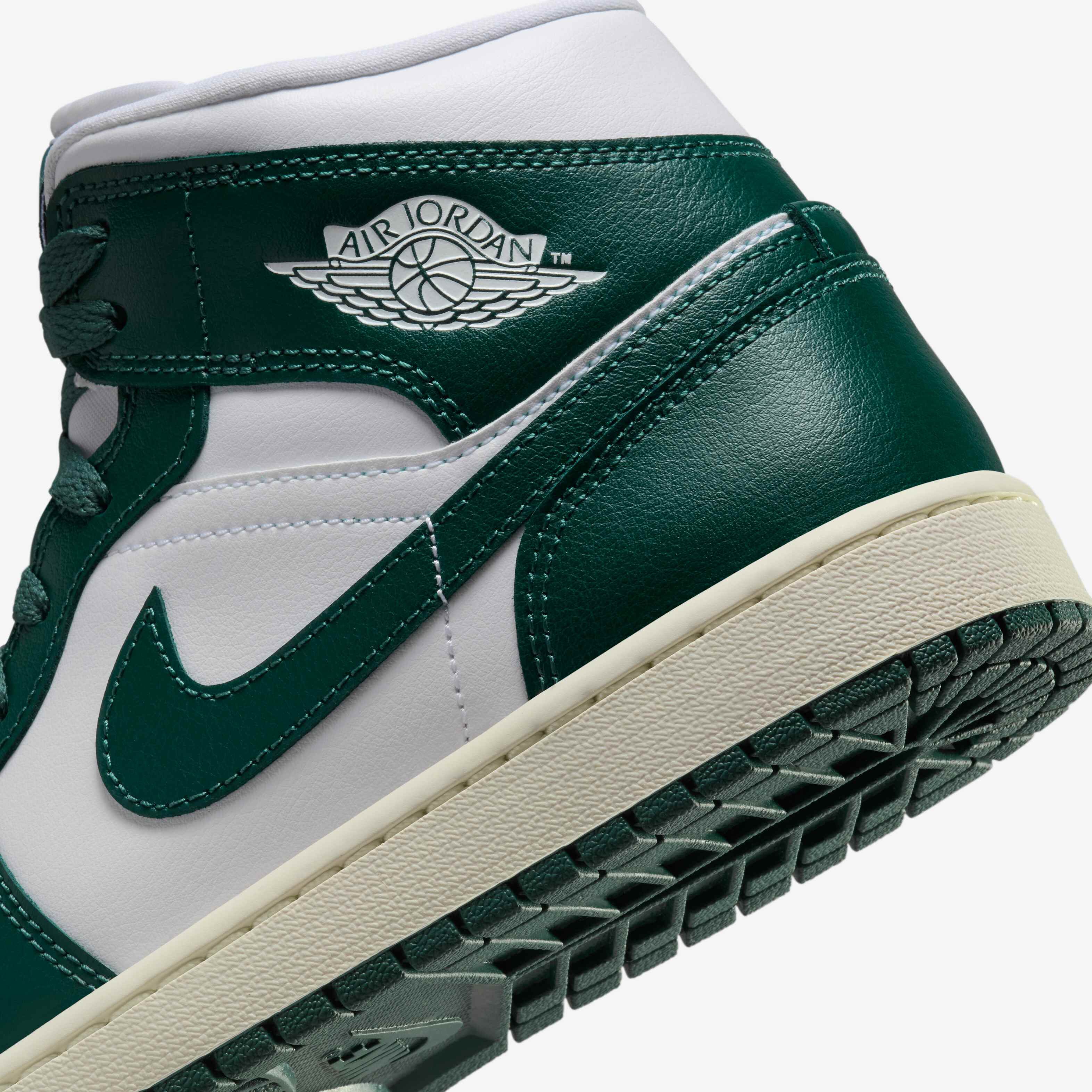 Air Jordan 1 Mid Shoes image number 7