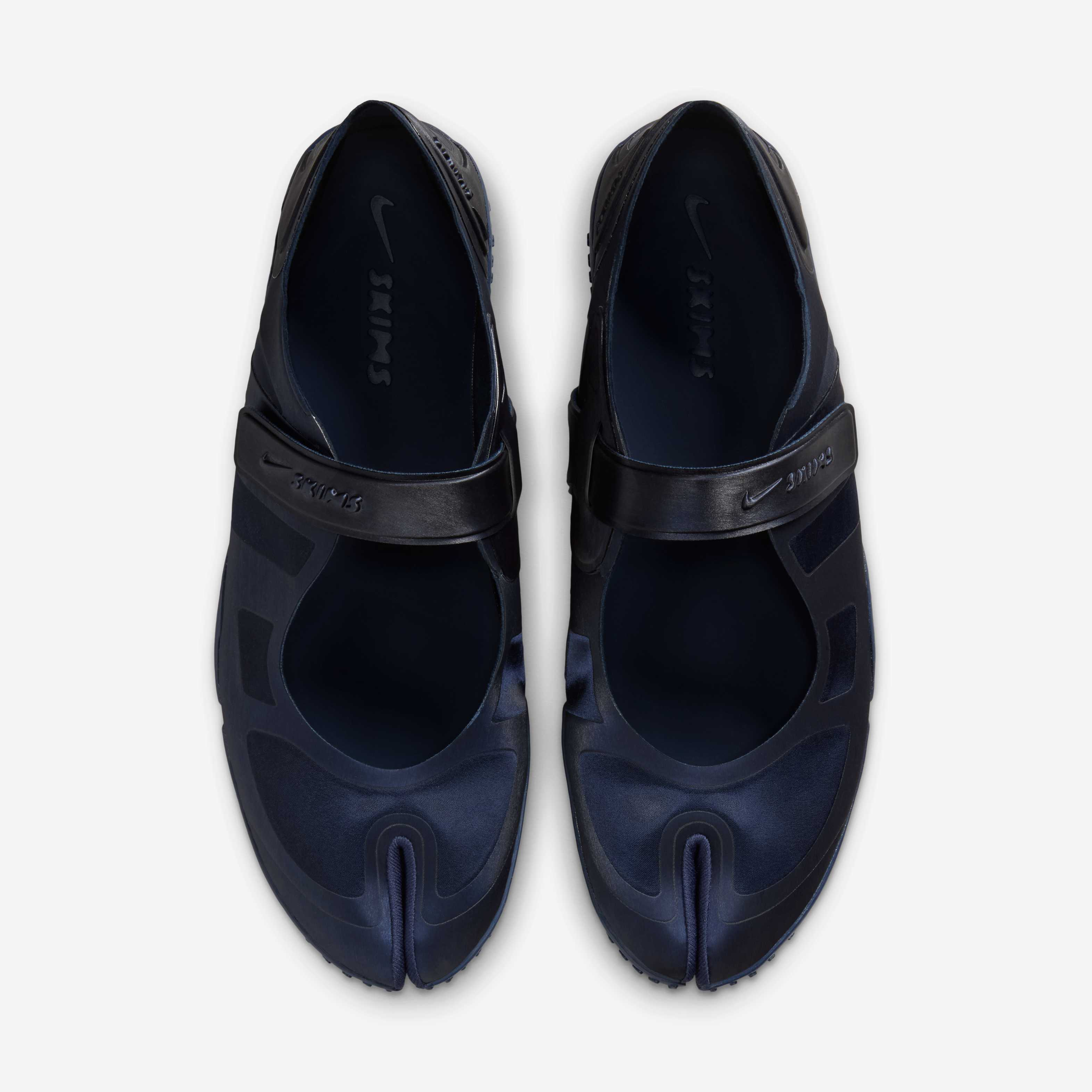 NikeSKIMS Rift Satin image number 3