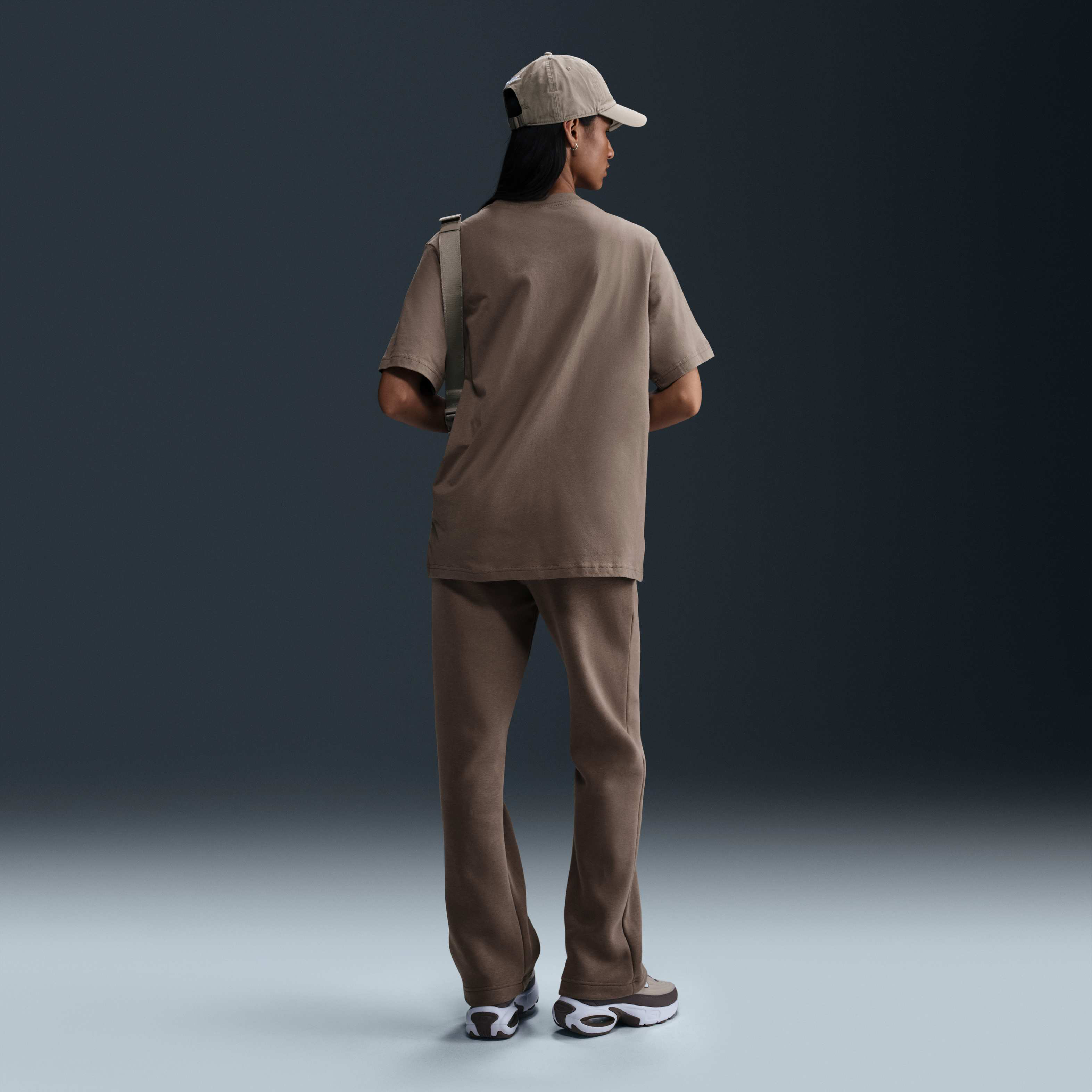 Nike Sportswear Essential image number 4