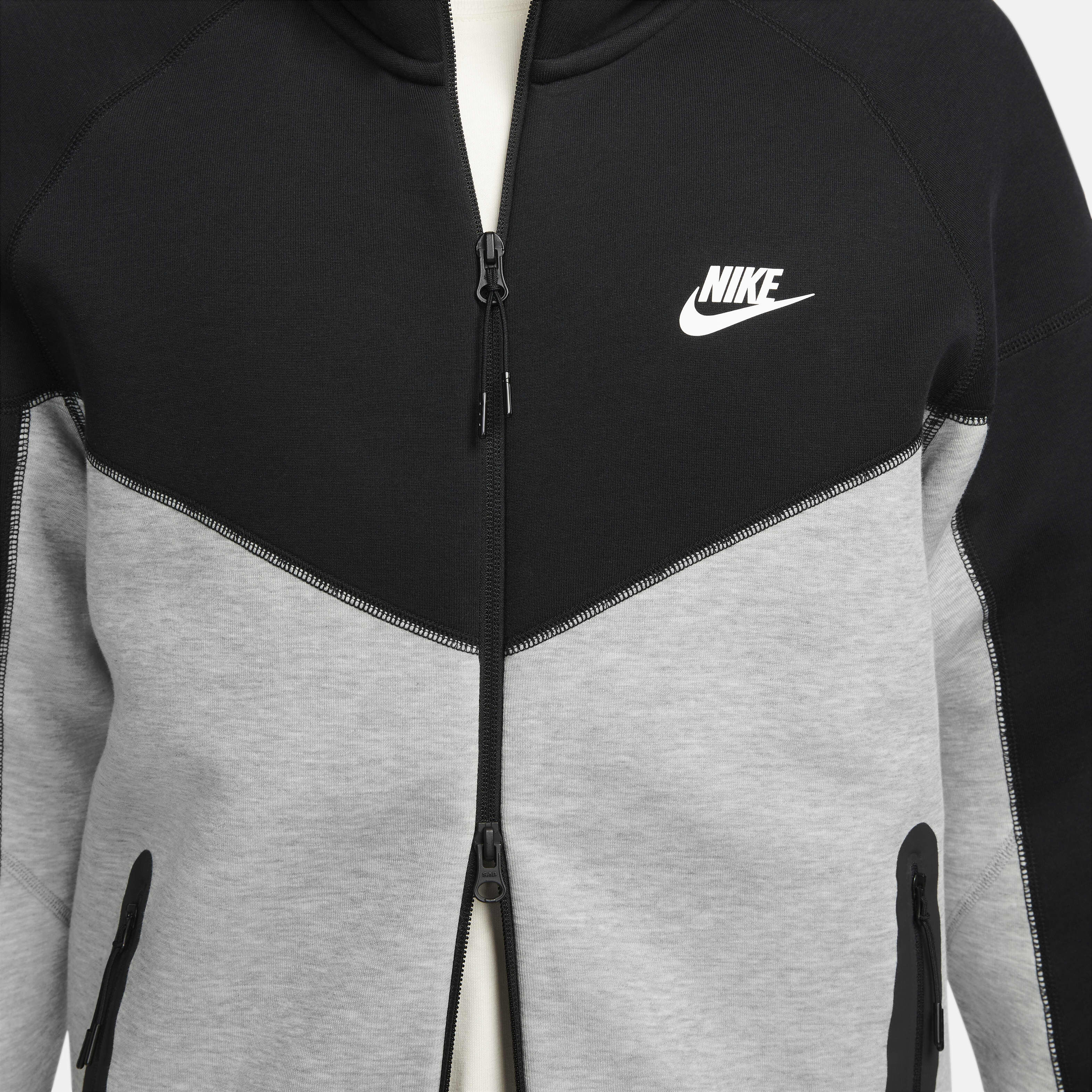 Nike tech black and white 2025