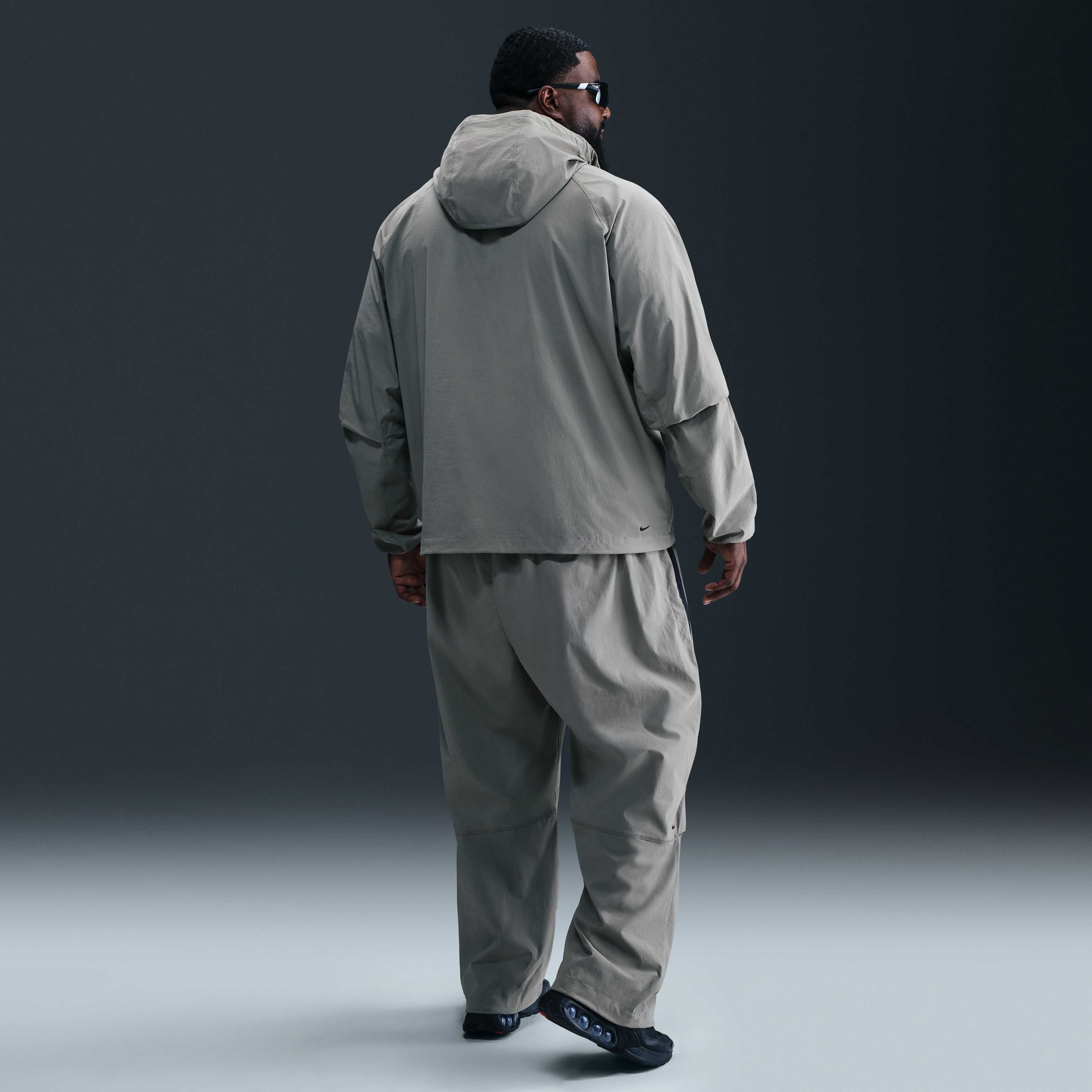 نايكي تك ويندرانر image number 18