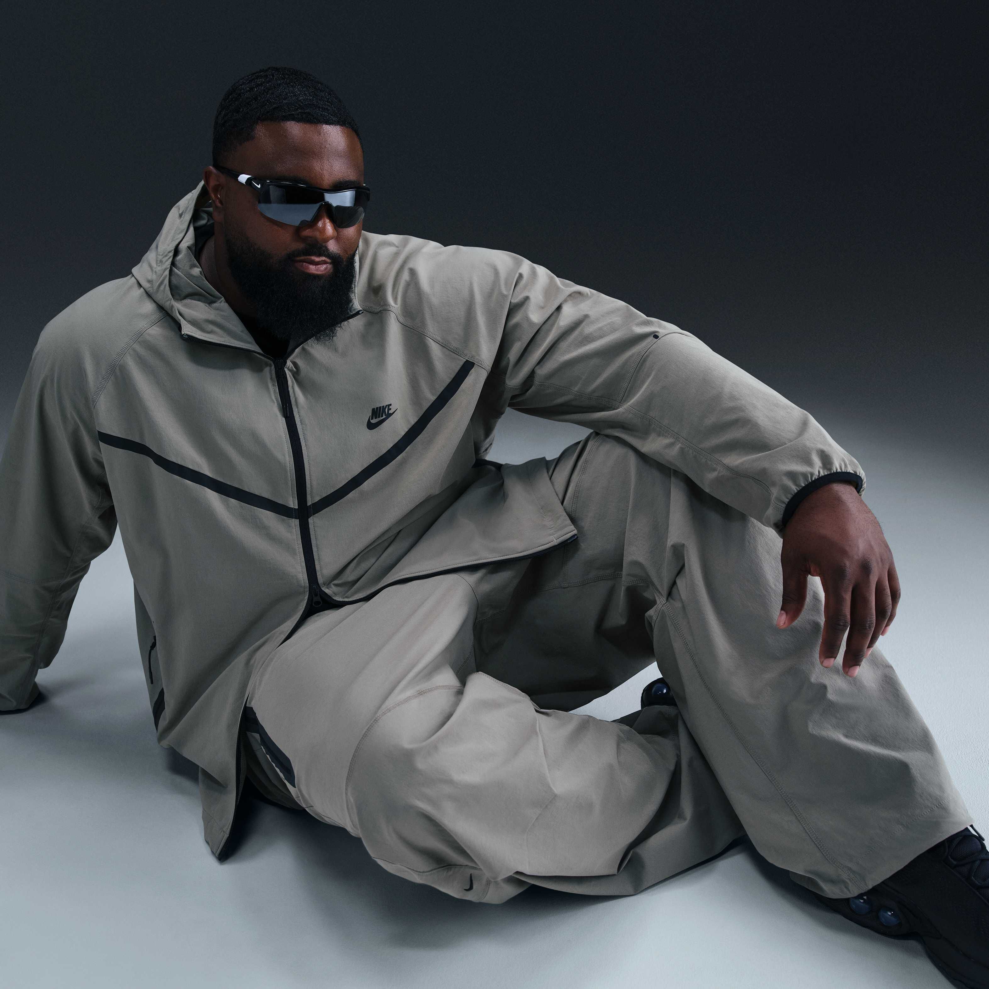 نايكي تك ويندرانر image number 16