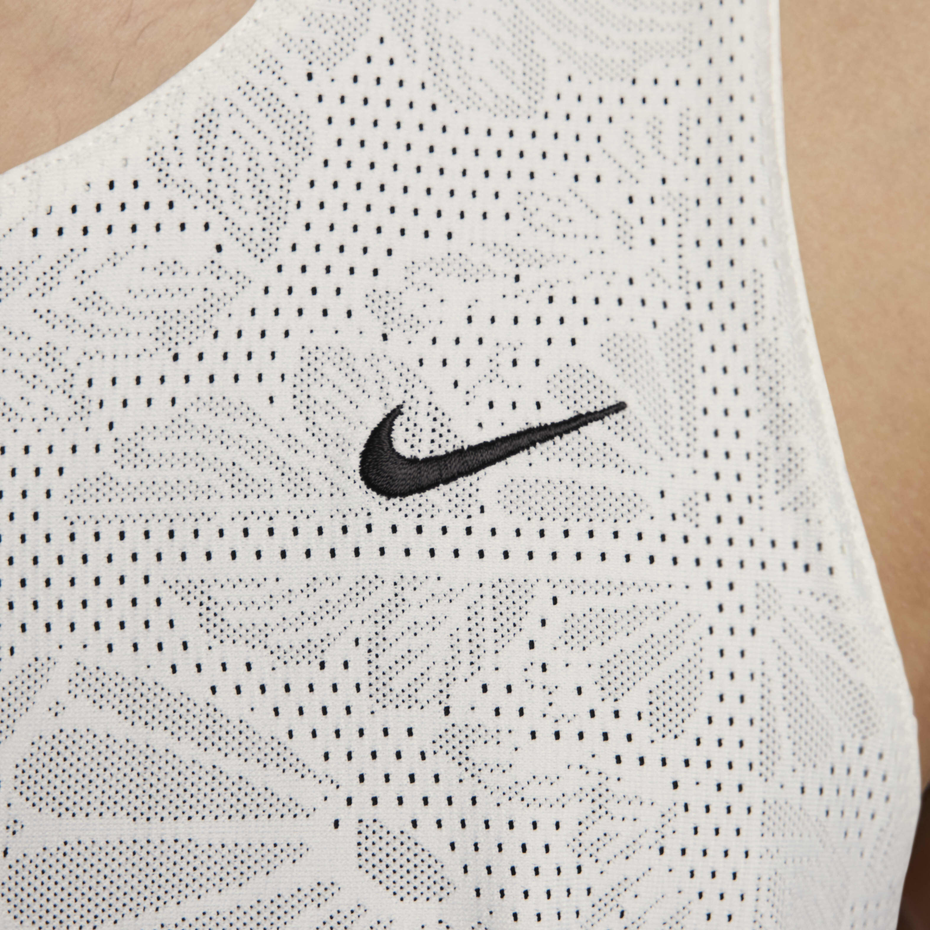Nike Standard Issue image number 3