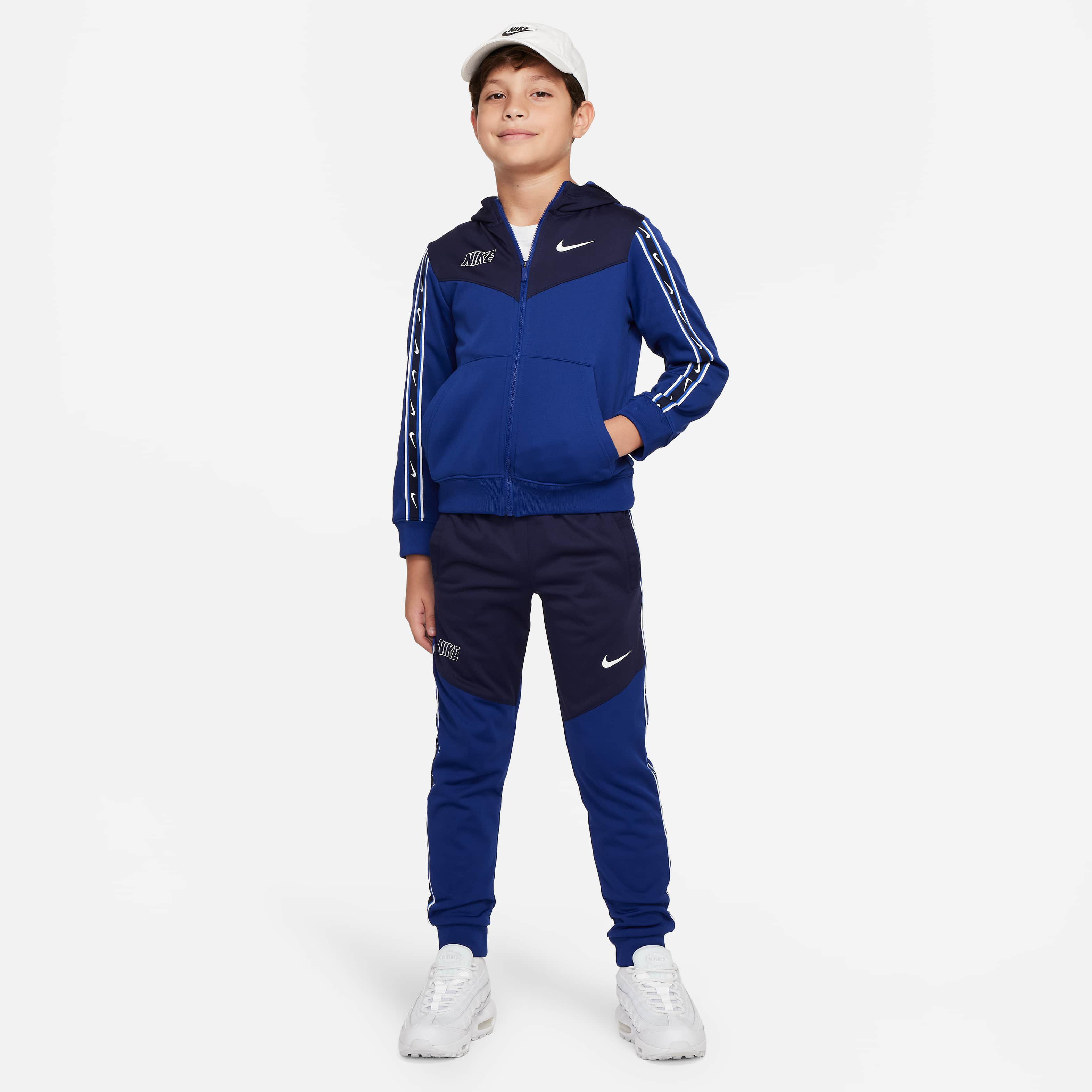 Nike Sportswear Repeat image number 4