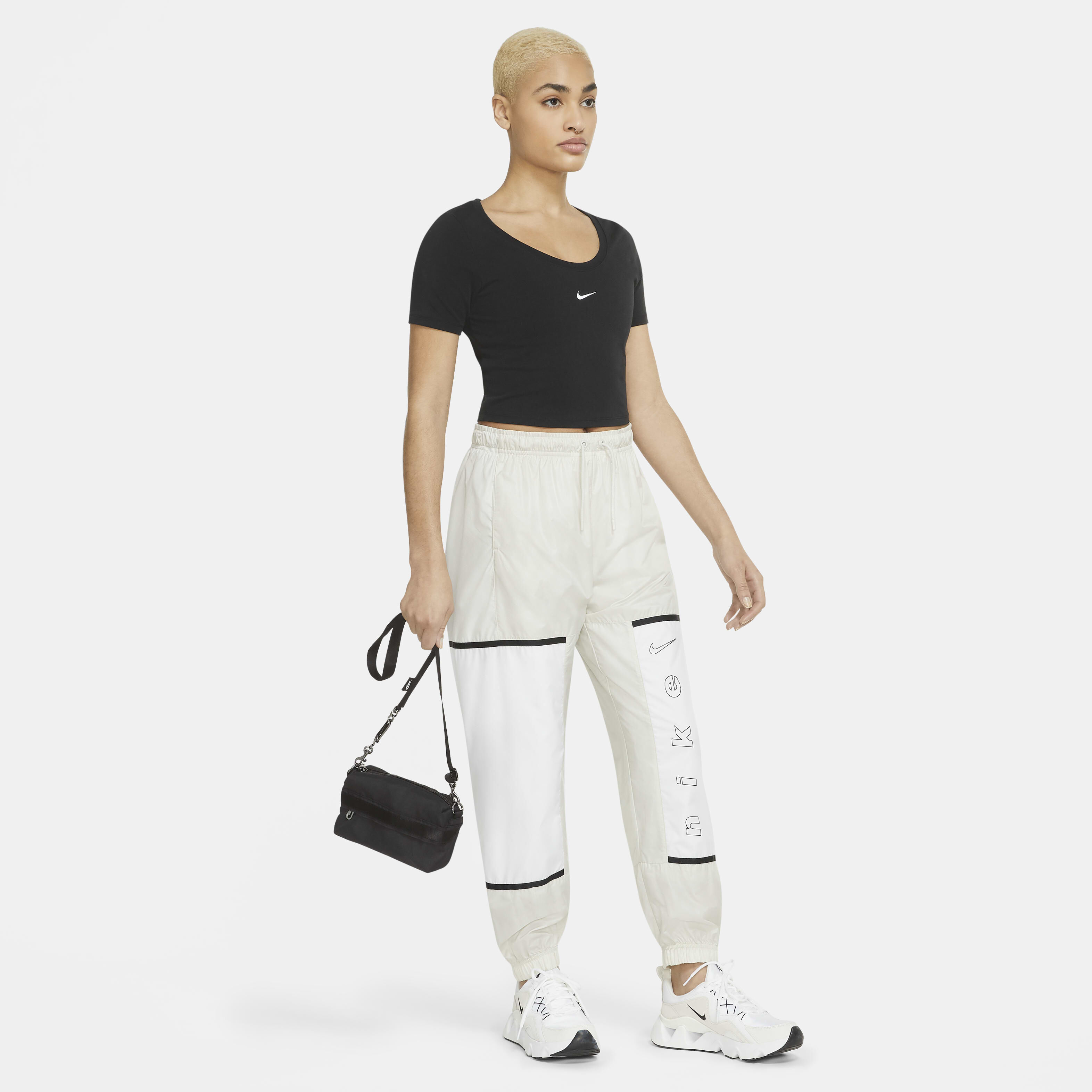 バッグ・カバンその他 Nike Sportswear Futura Luxe Women's Crossbody Bag 1L CW9304 Nike Sportswear Futura Luxe Crossbody Bag in Black – Oneness