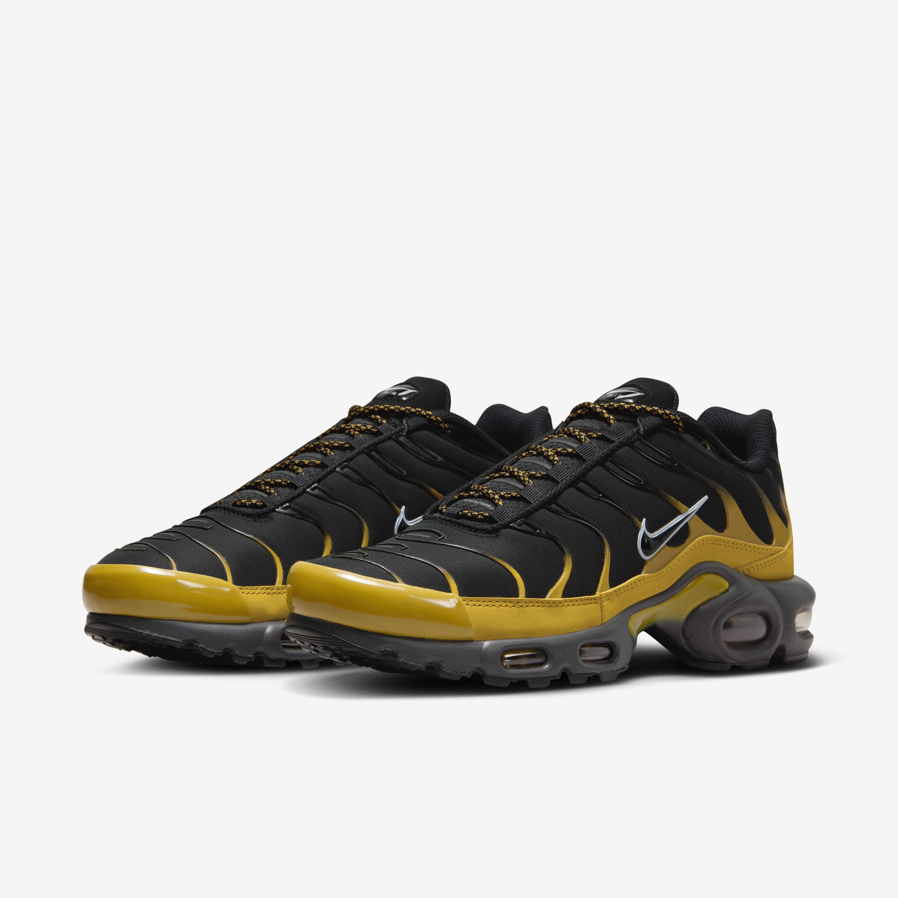 nike air max plus men's black and gold
