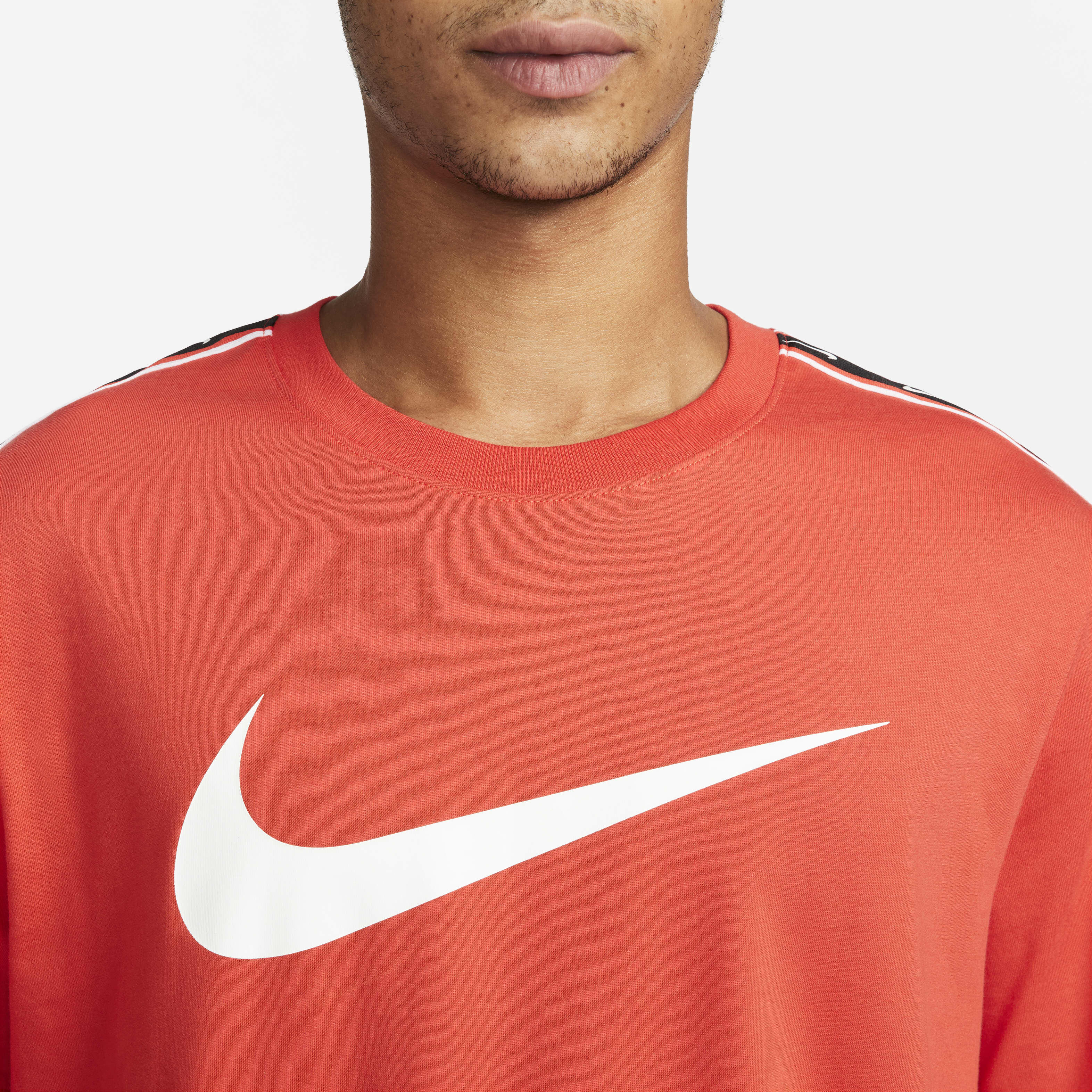 nike crew neck repeat logo t shirt
