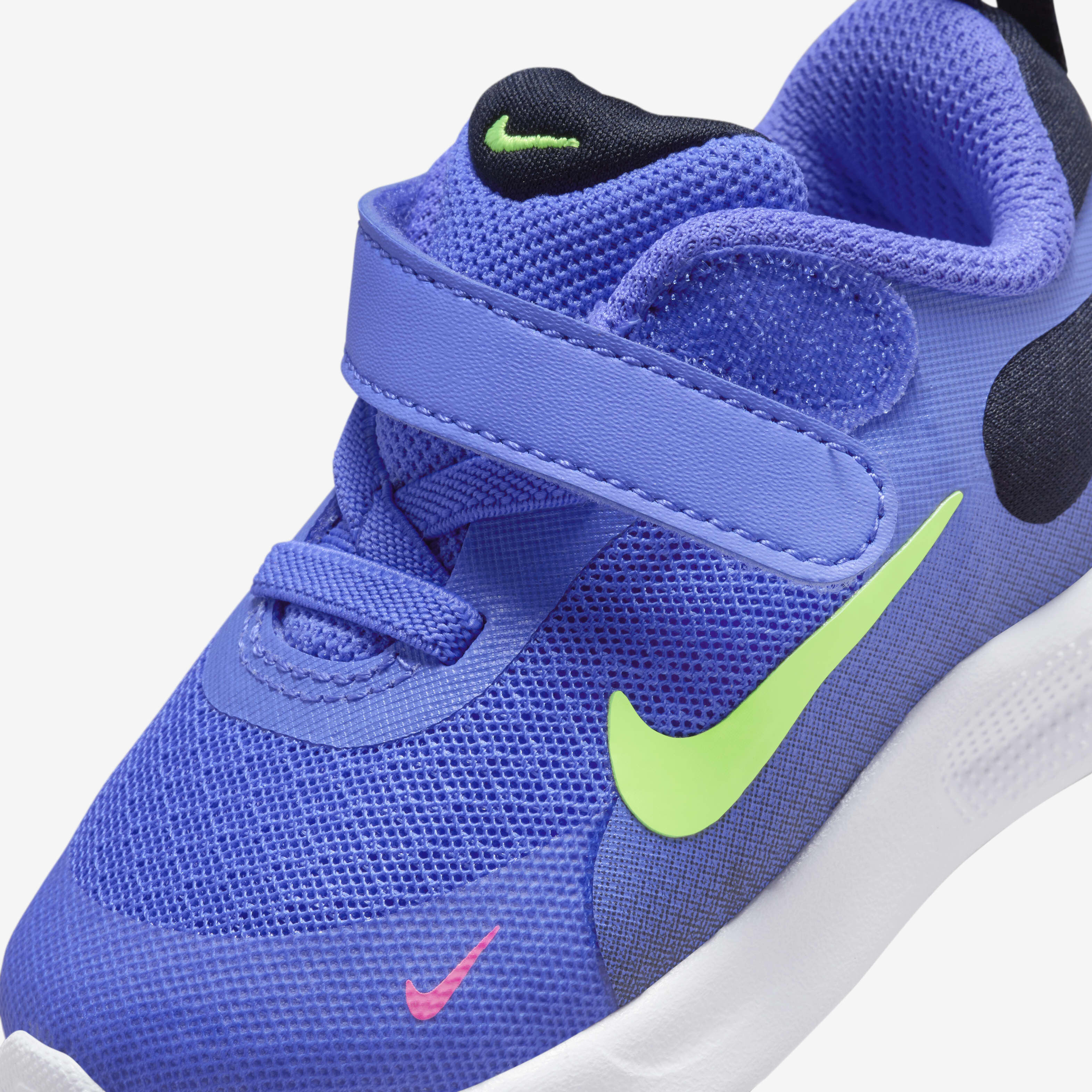 Nike revolution 2 vs 3 clearance