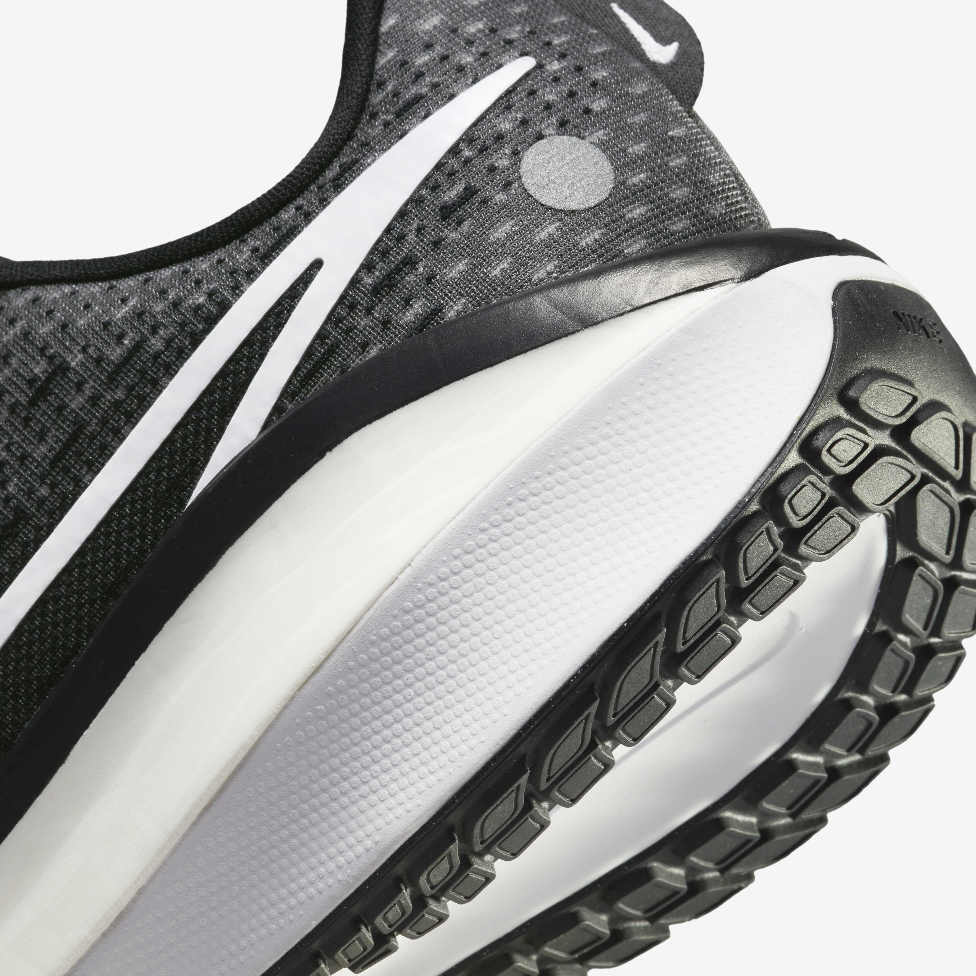 Buy Nike Vomero 17 Men s Road Running Shoes Nike Kuwait Official