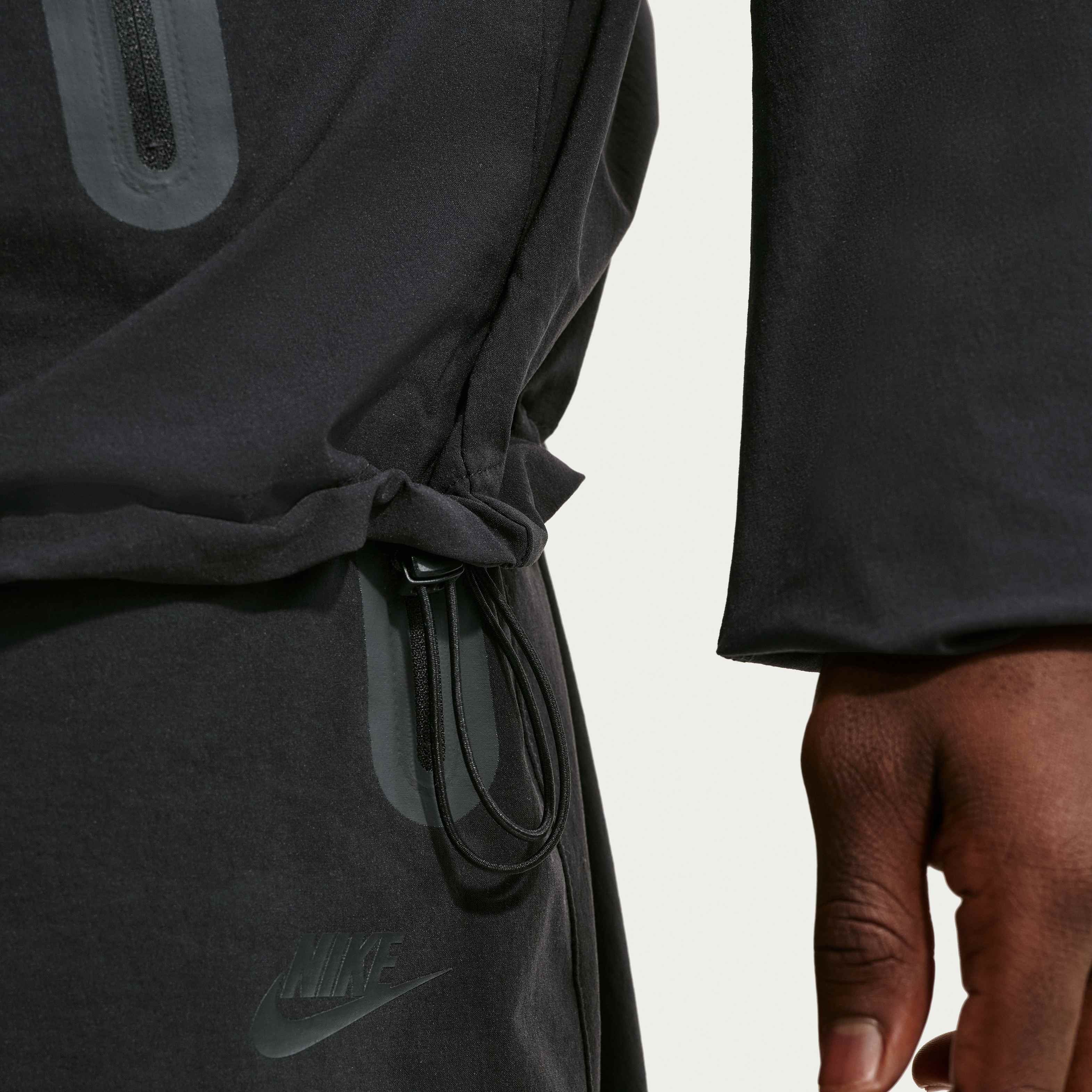 نايكي تك ويندرانر image number 5