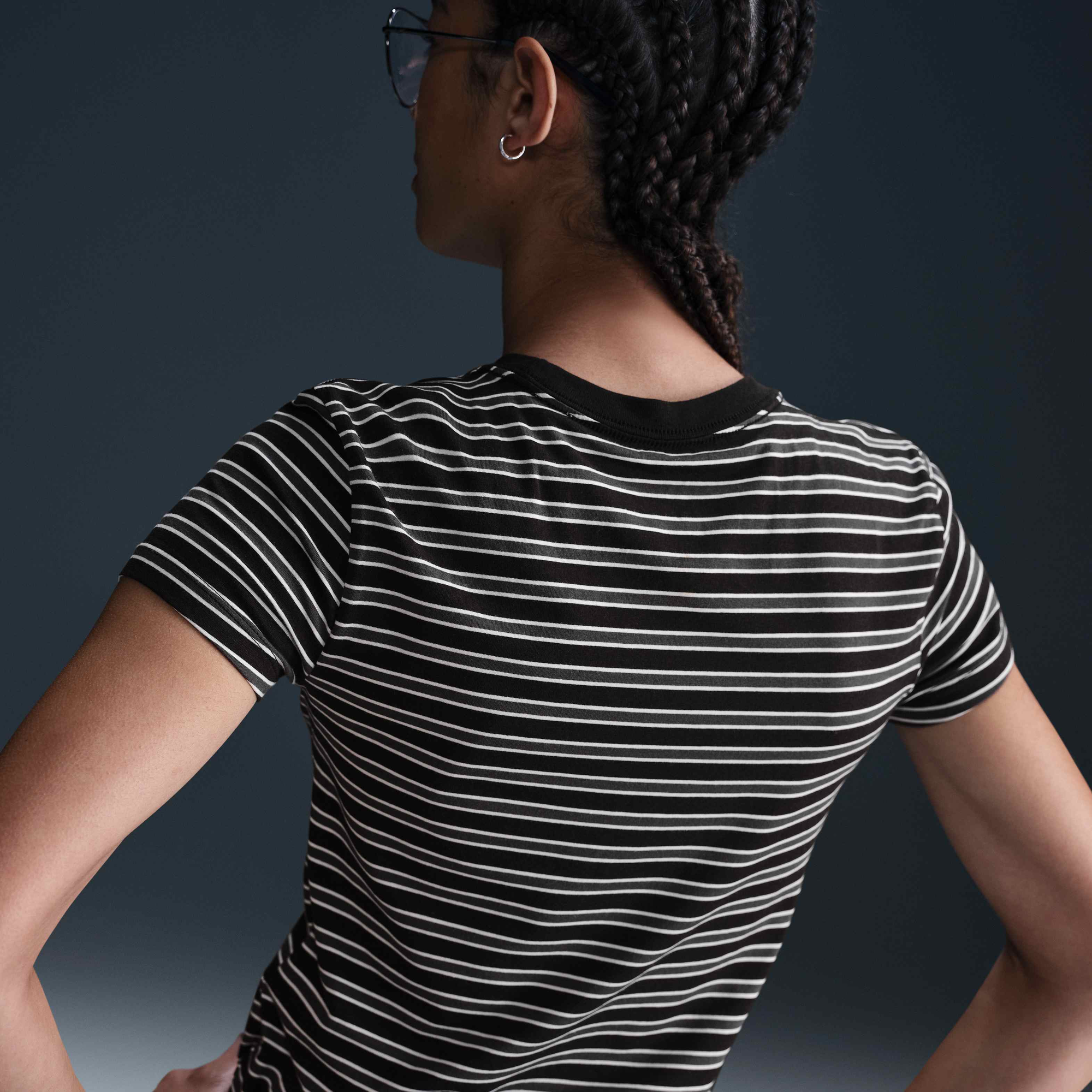 ★ Nike★ Sportswear Chill Knit Slim Stripe T-shirt W Mink Nike Sportswear Chill Knit Women's Slim Striped T-Shirt