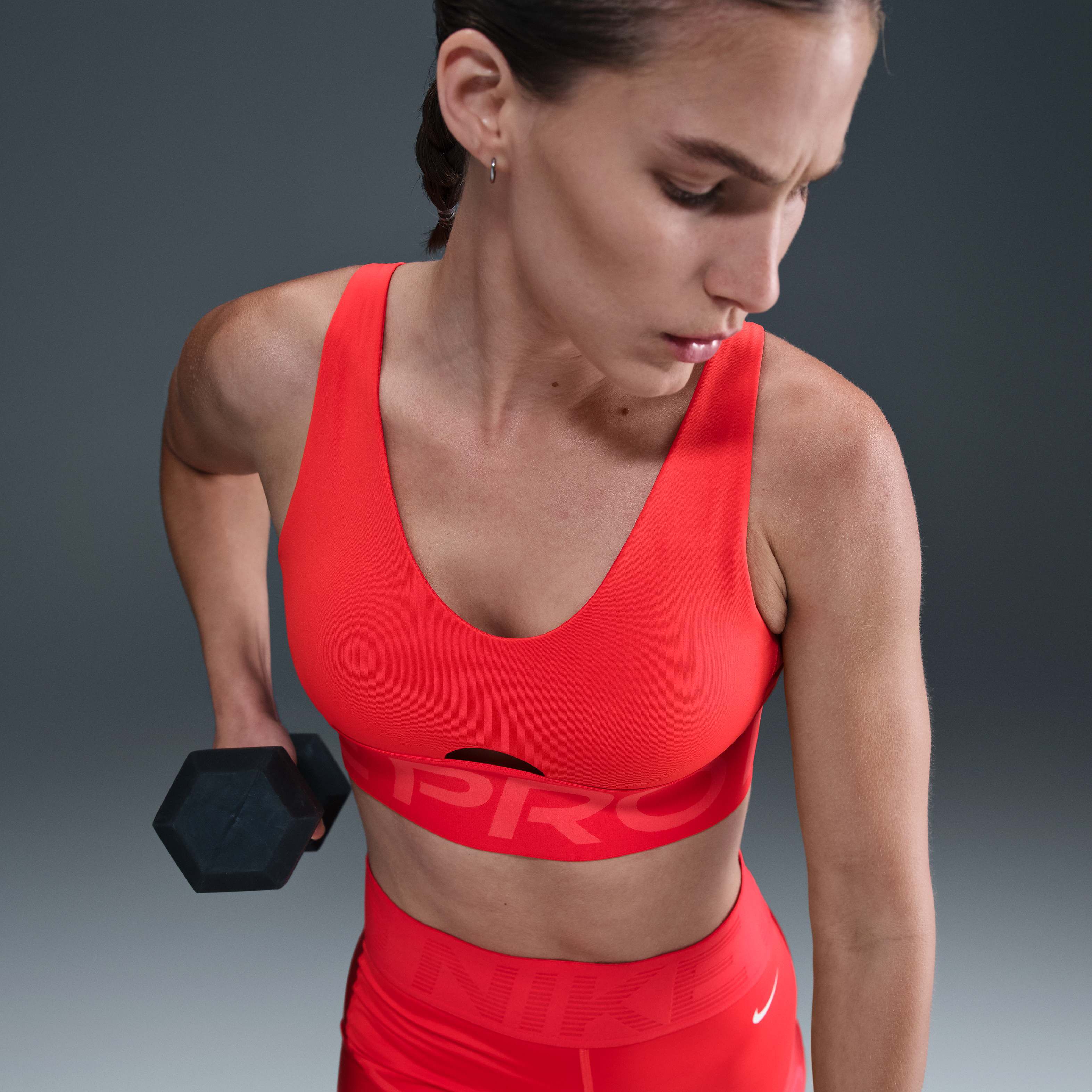 Nike Pro Indy Plunge image number 2