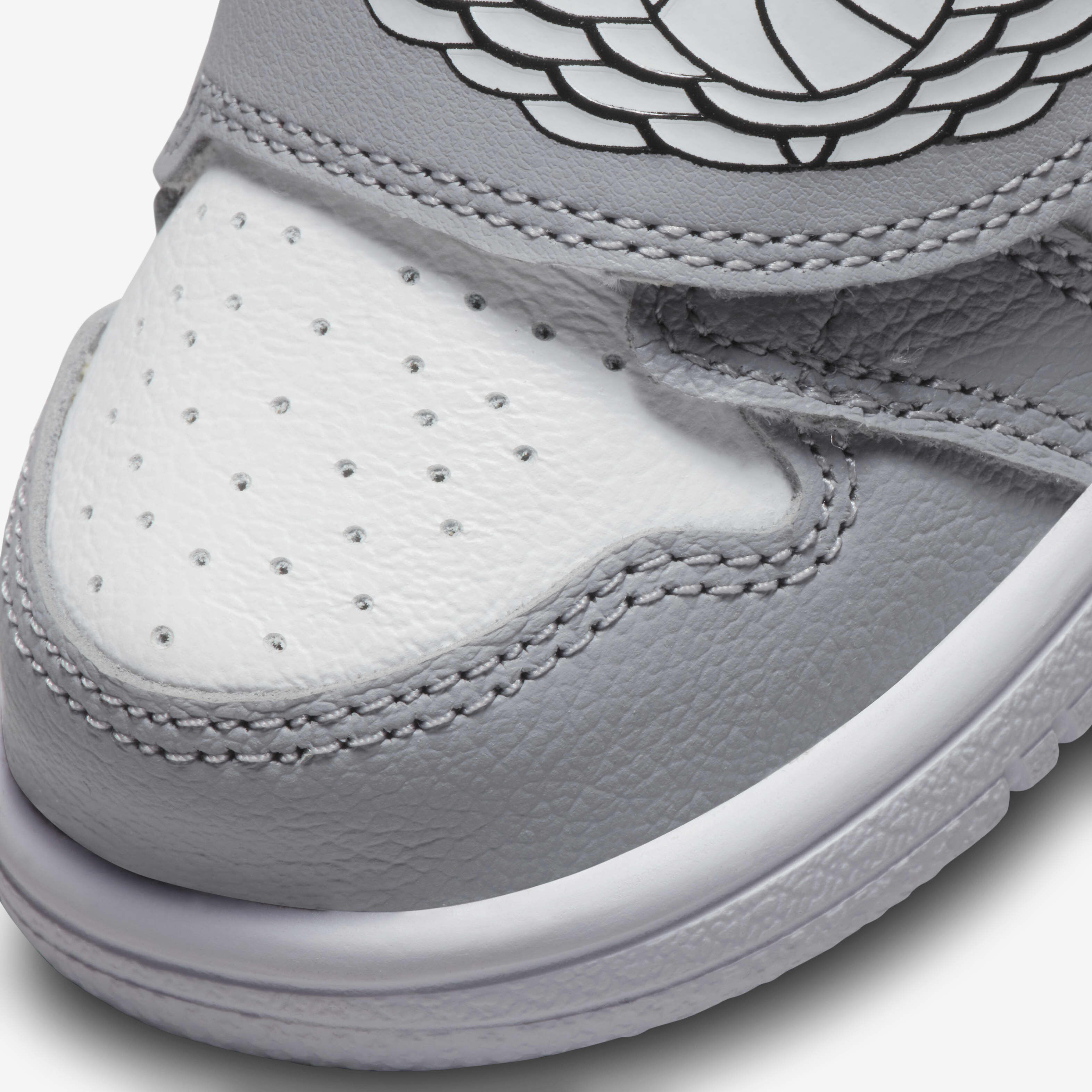 Sky Jordan 1 image number 6