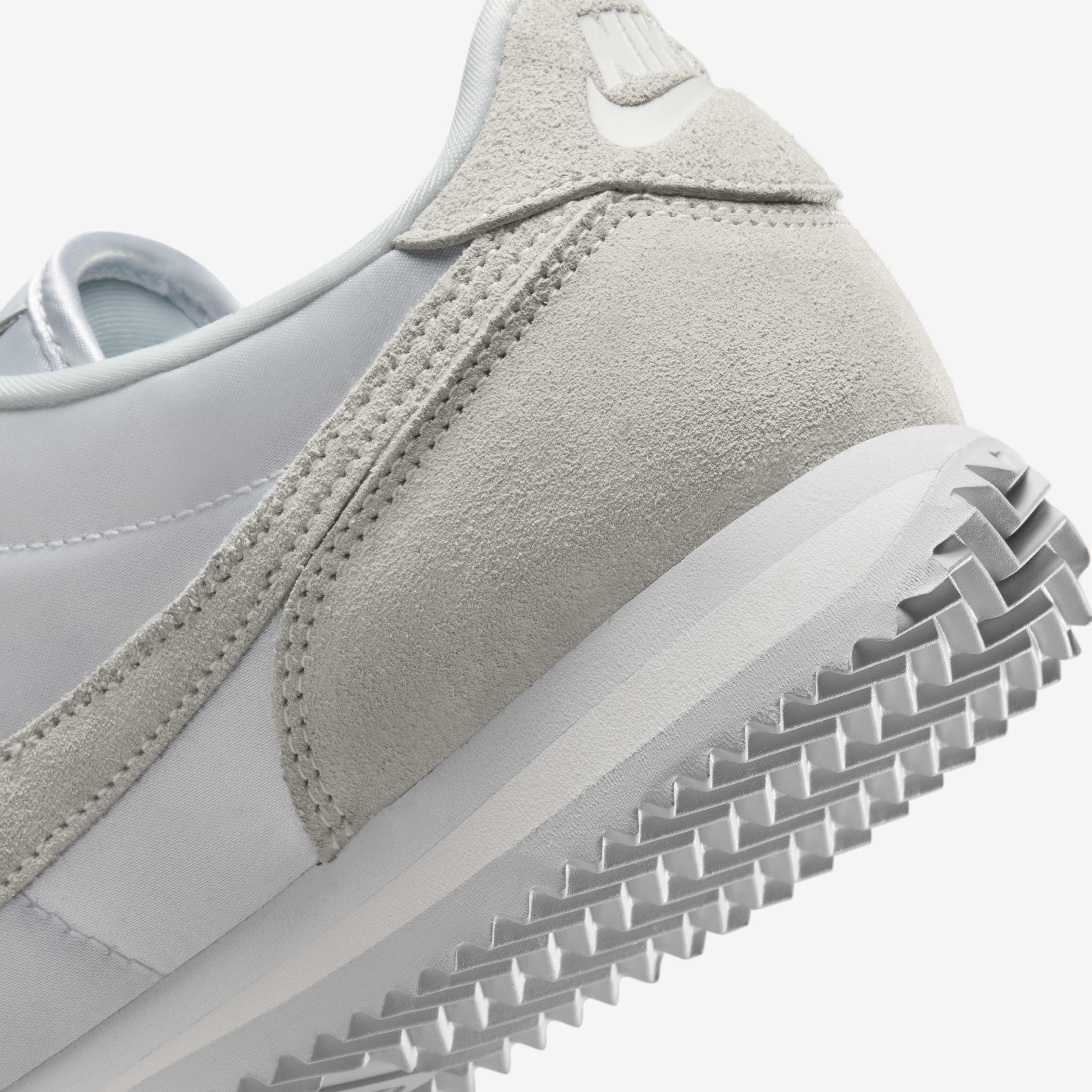 Nike cortez platinum white hotsell