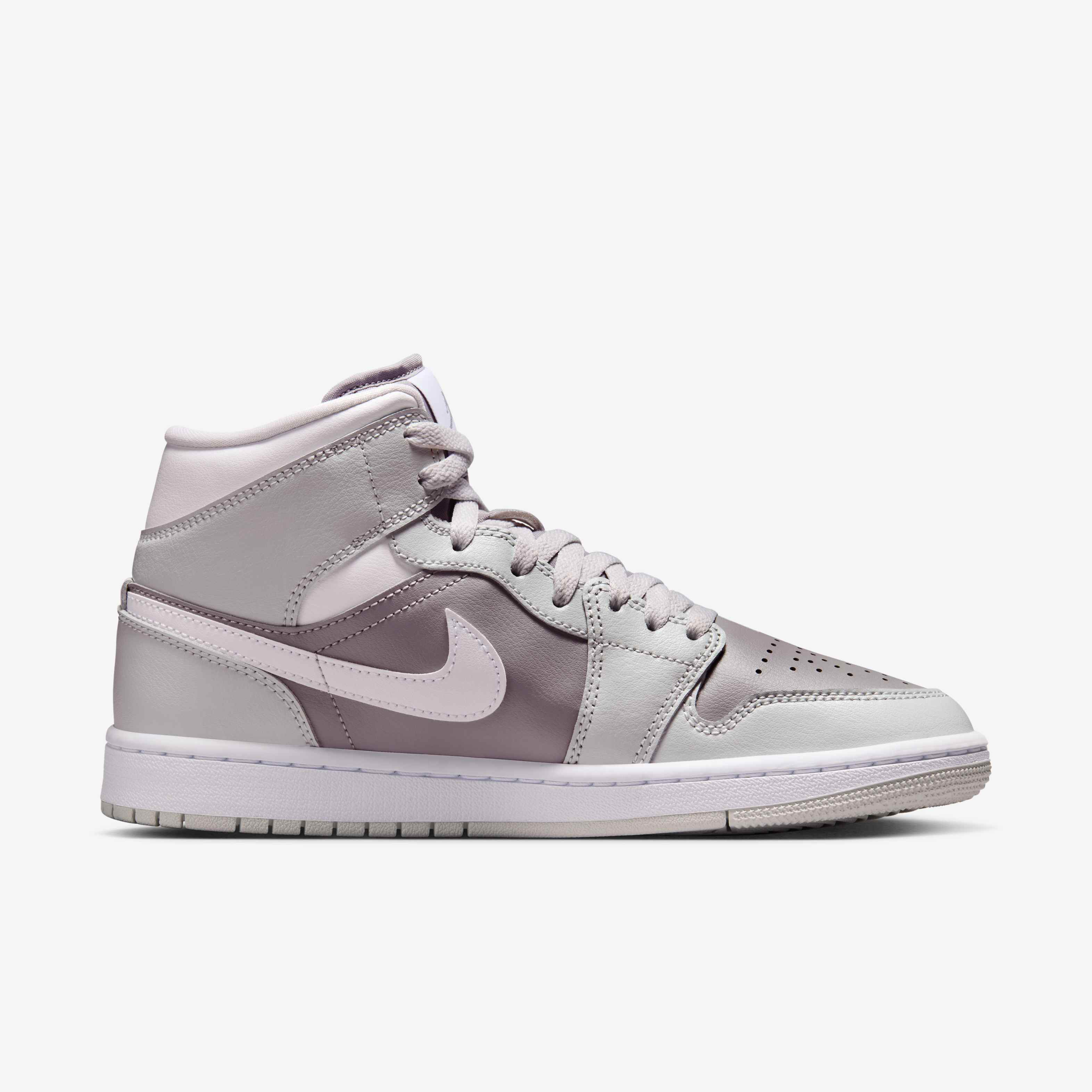 Air Jordan 1 Mid Shoes image number 2