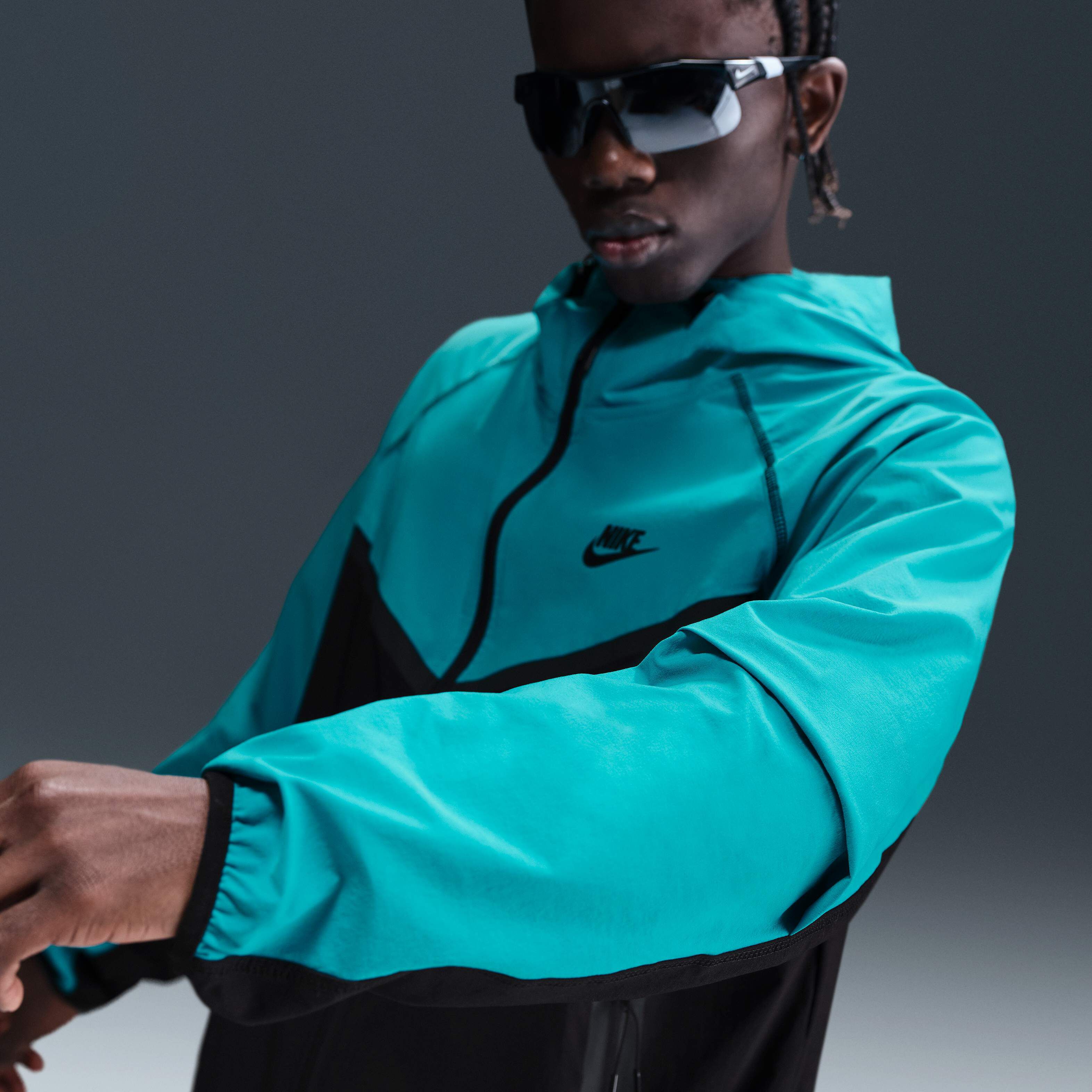 نايكي تك ويندرانر image number 0