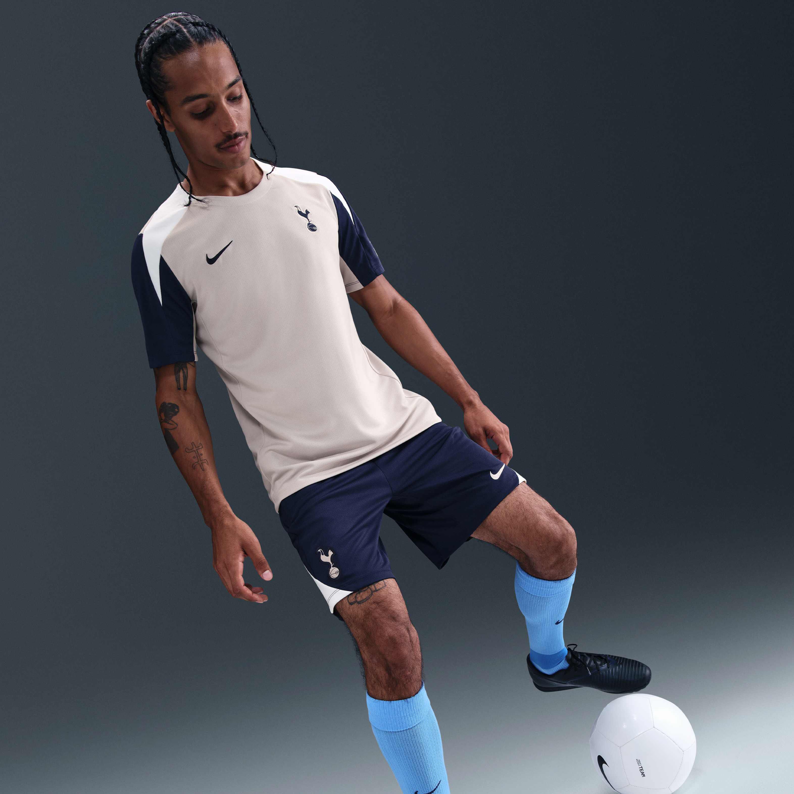 Tottenham Hotspur Strike image number 4