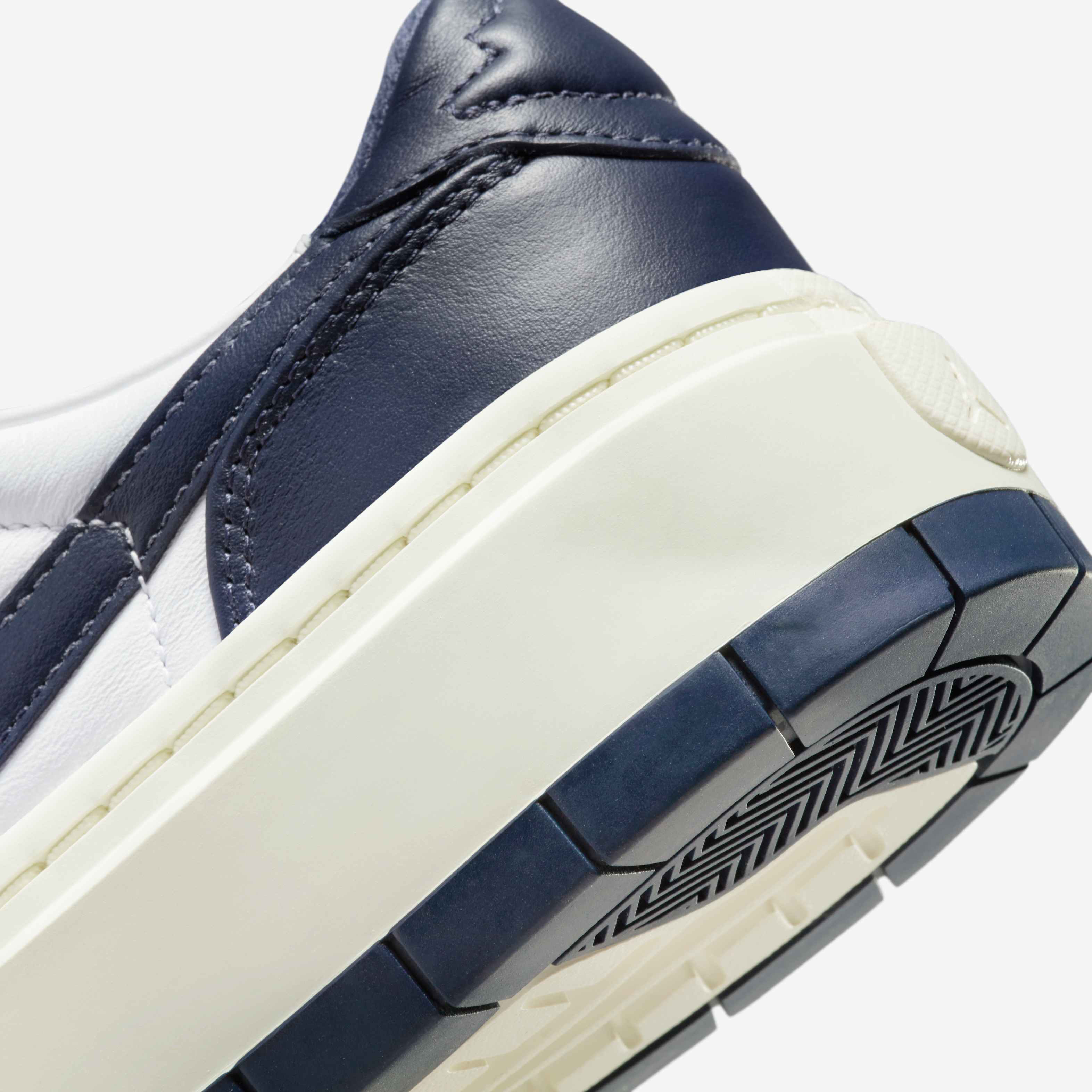 اير جوردن 1 اليڤيت لو image number 7