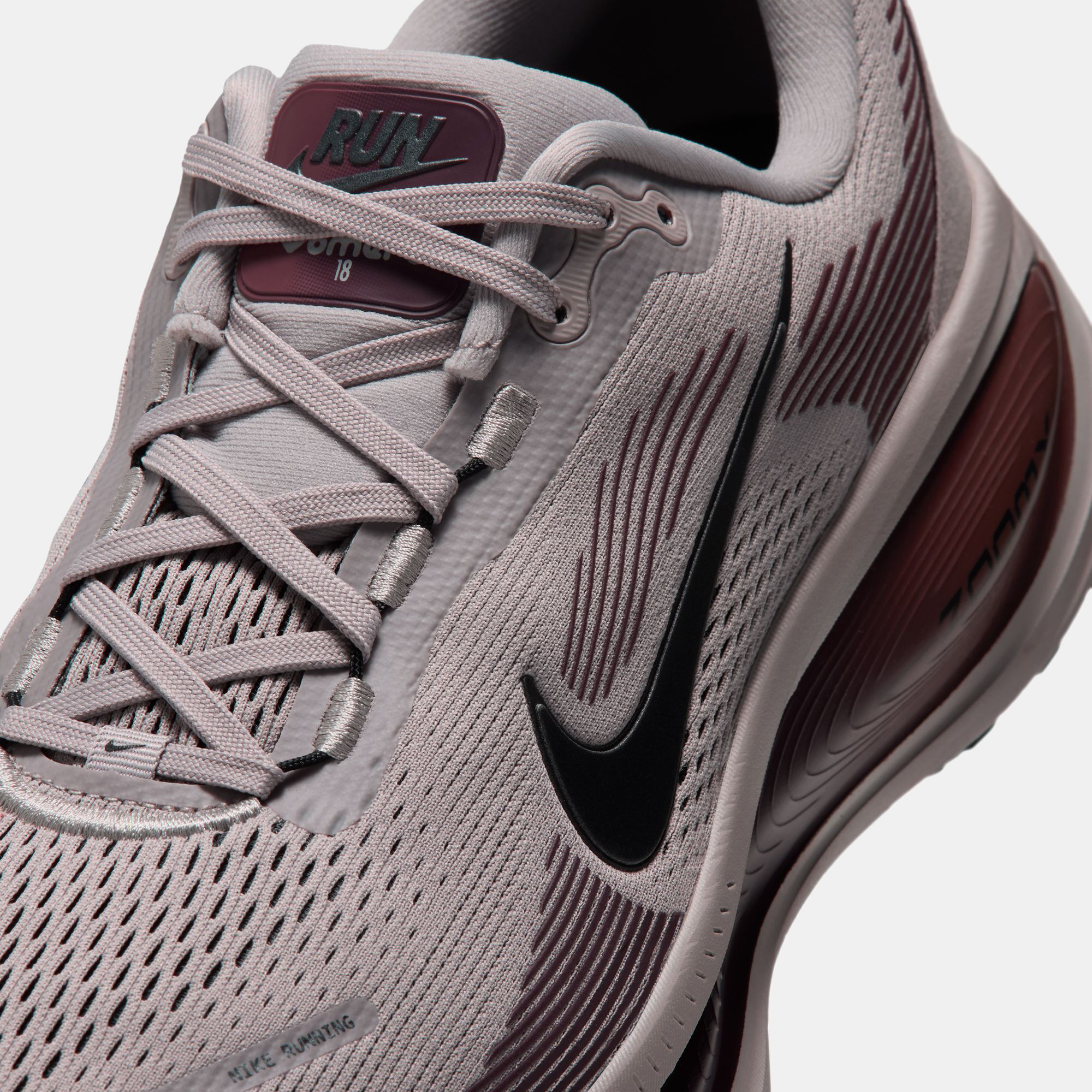Nike Vomero 18 image number 9