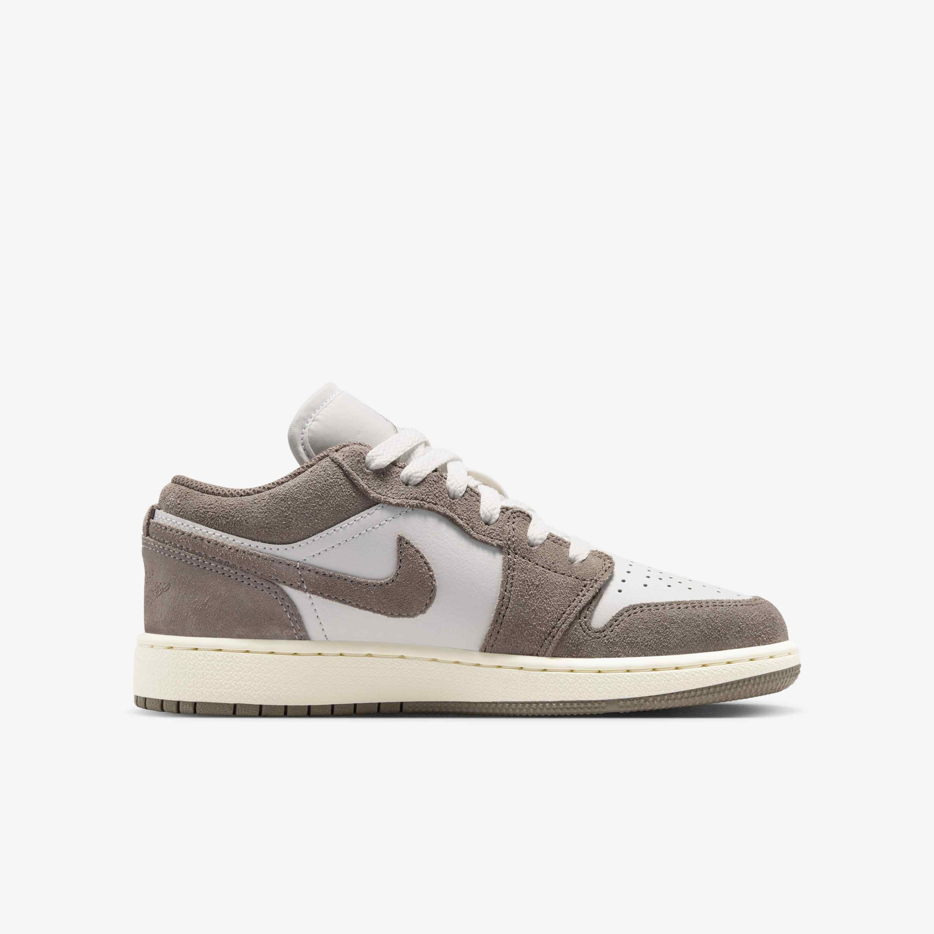 Kids' Air Jordan 1 Low Shoes (Grade School) image number 2