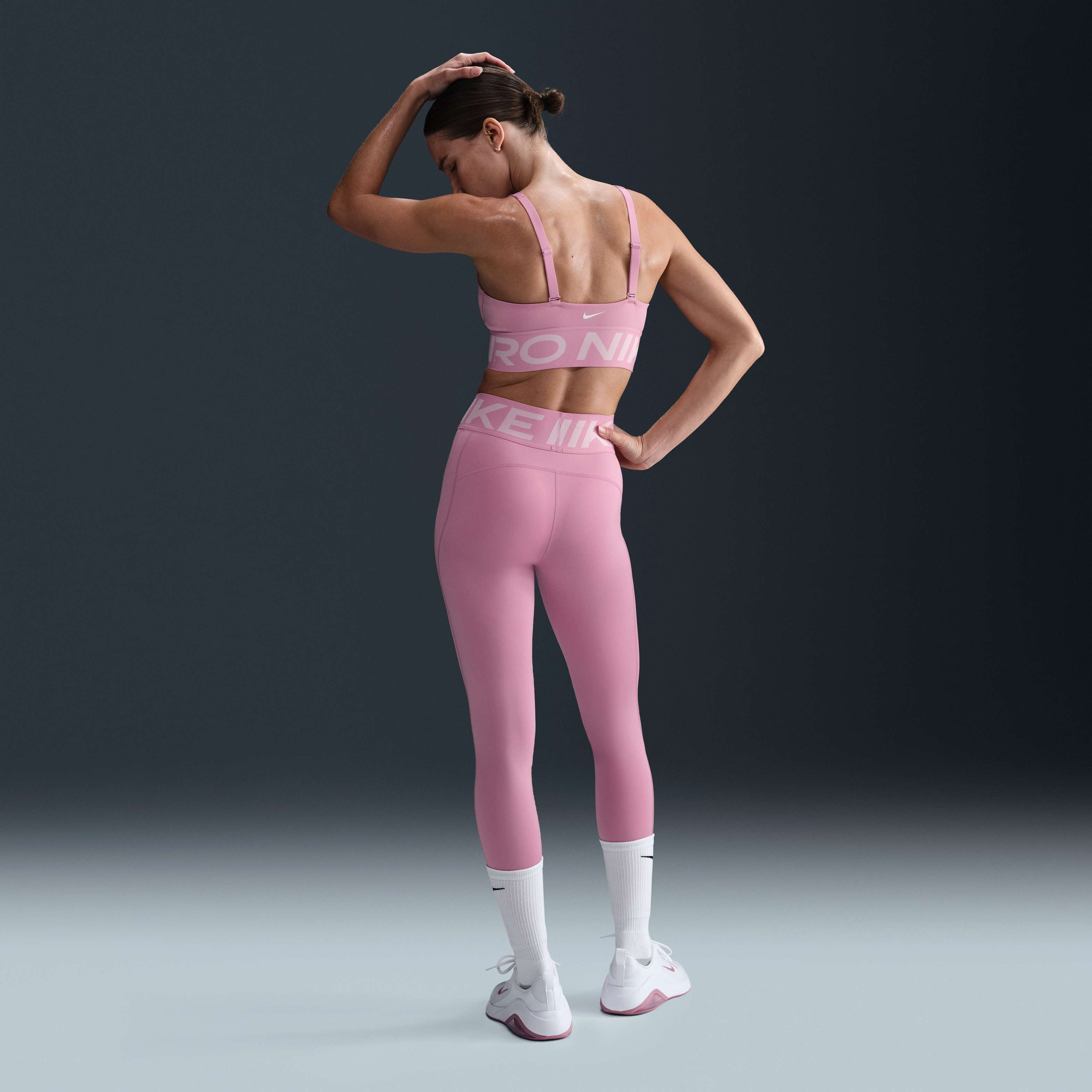 Nike Pro Indy Plunge image number 4