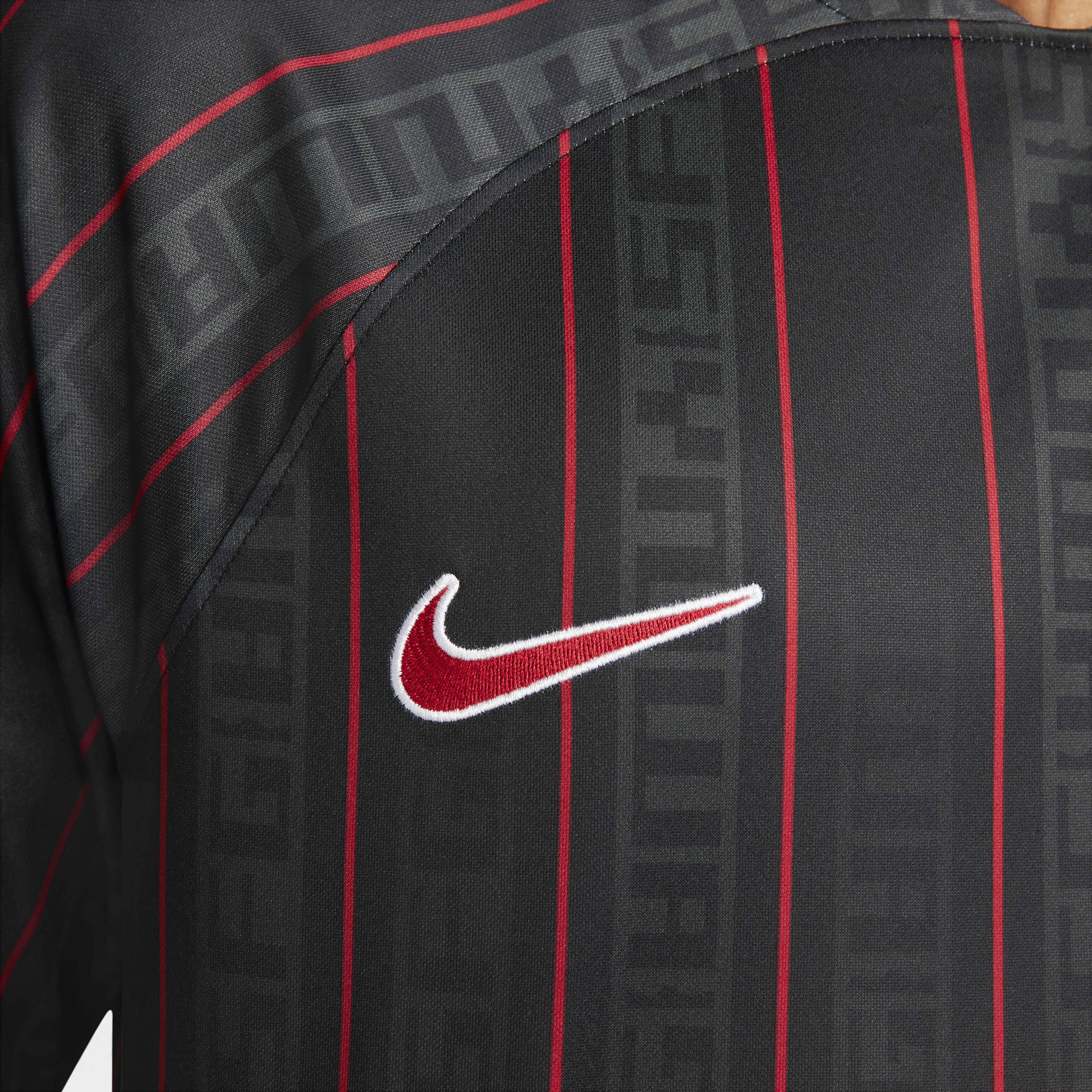 ليبرون x ليفربول F.C. image number 5