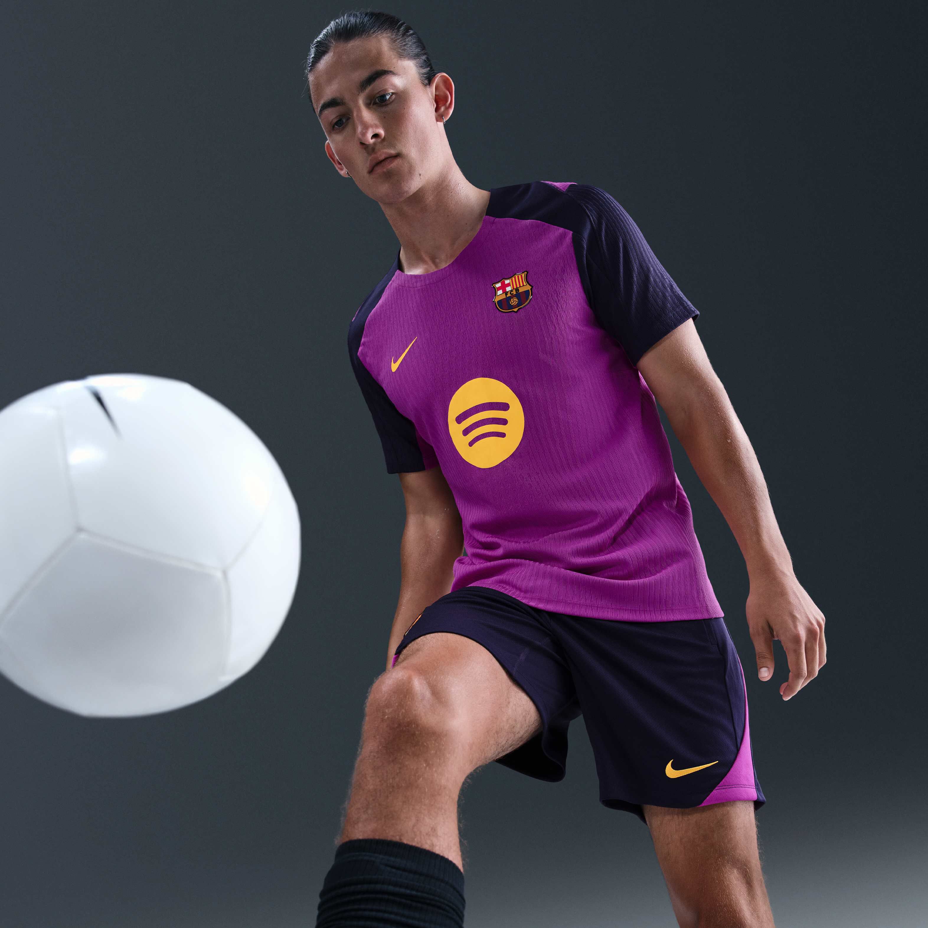 F.C. Barcelona Strike Elite image number 2