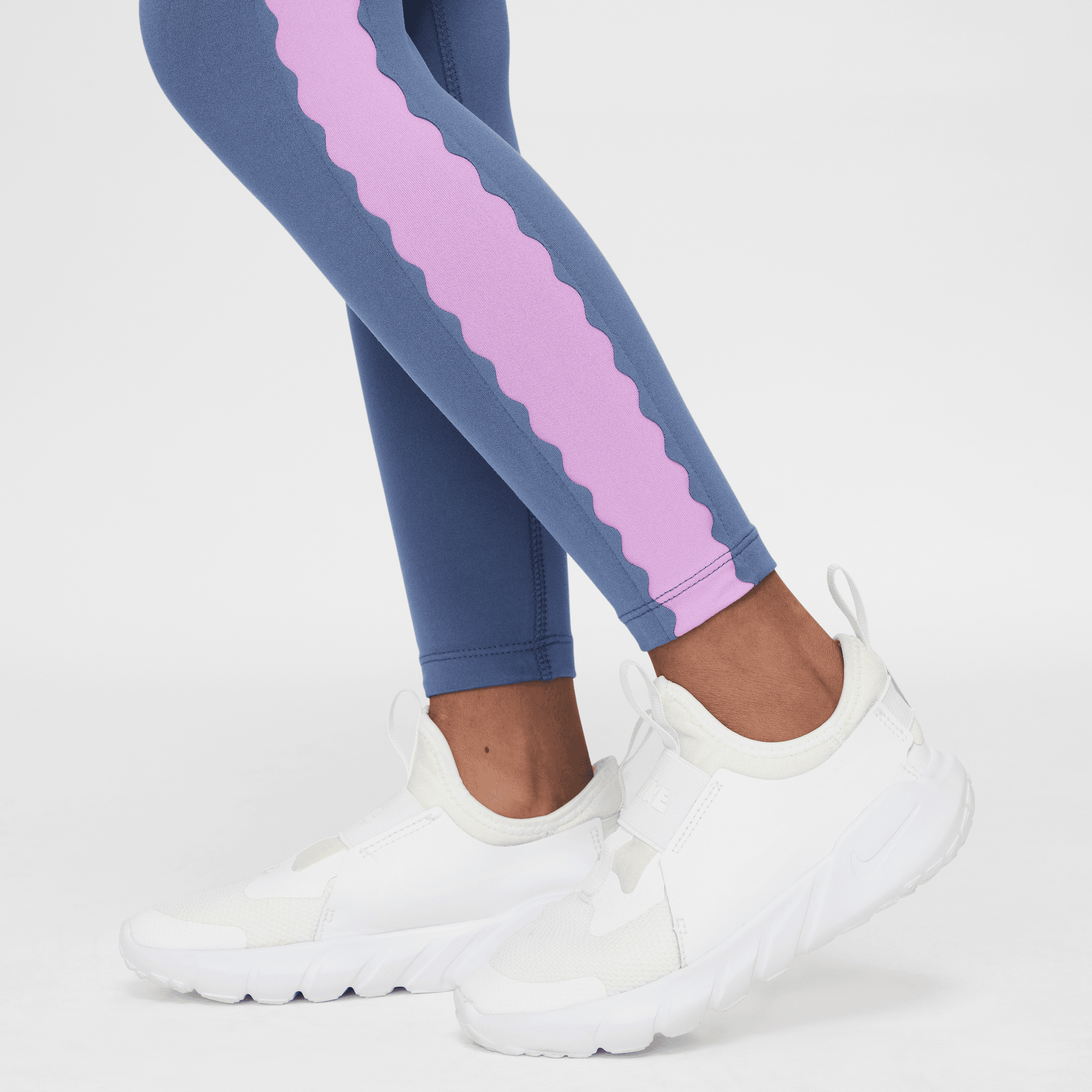 Nike Dri-FIT Swoosh Motion image number 4