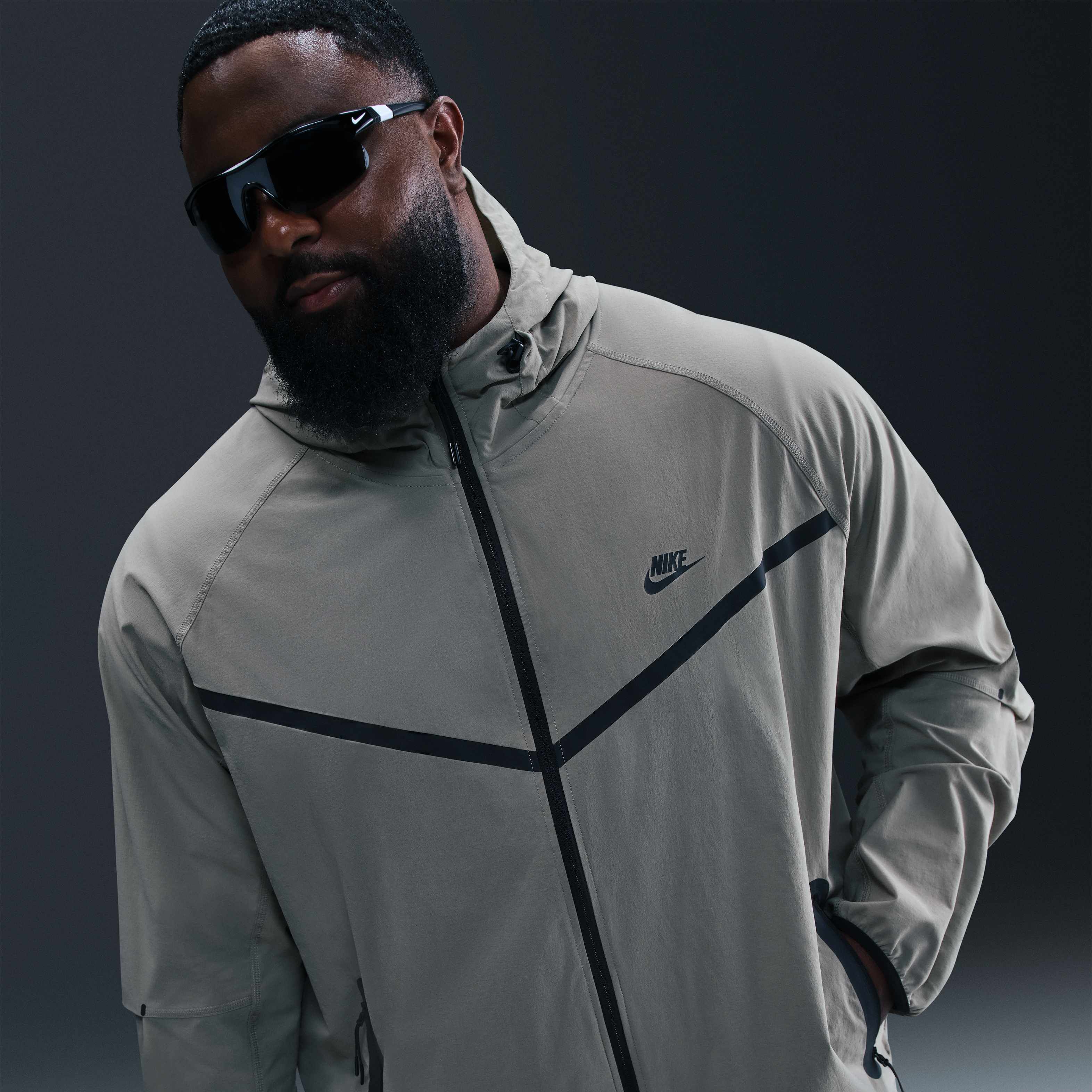 نايكي تك ويندرانر image number 14