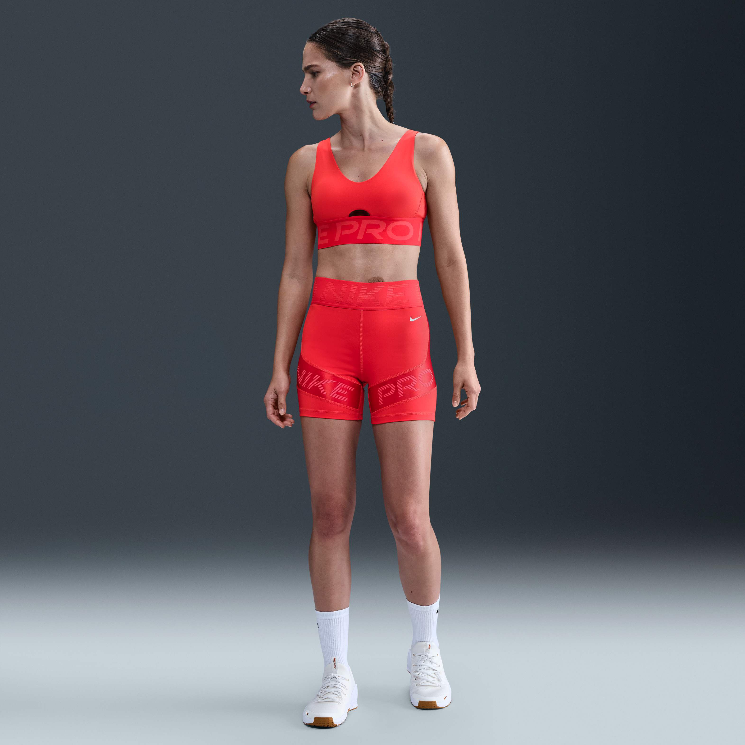 Nike Pro Indy Plunge image number 3