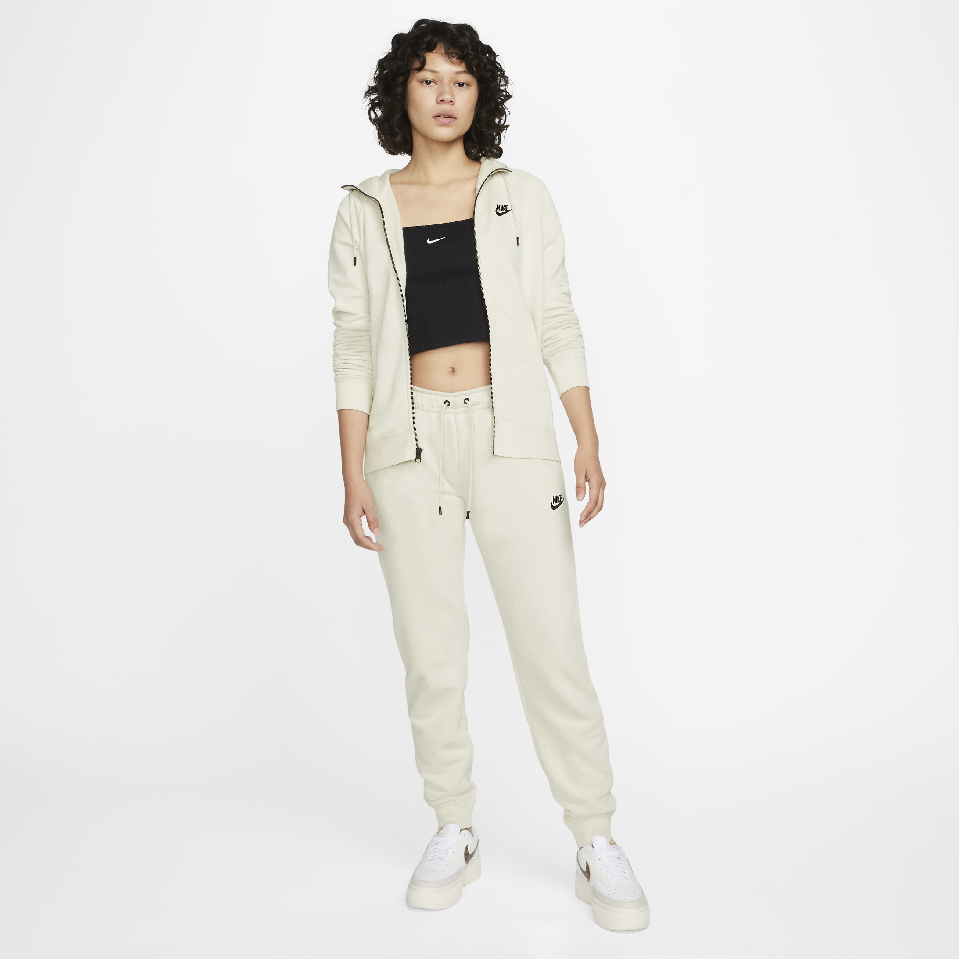 Nike Sportswear Essential image number 4