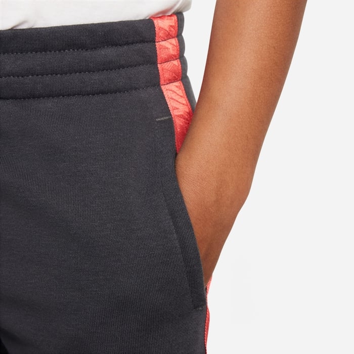 طقم نايكي سبورتسوير تيبينج شورت image number 2 طقم نايكي سبورتسوير تيبينج شورت image number 2