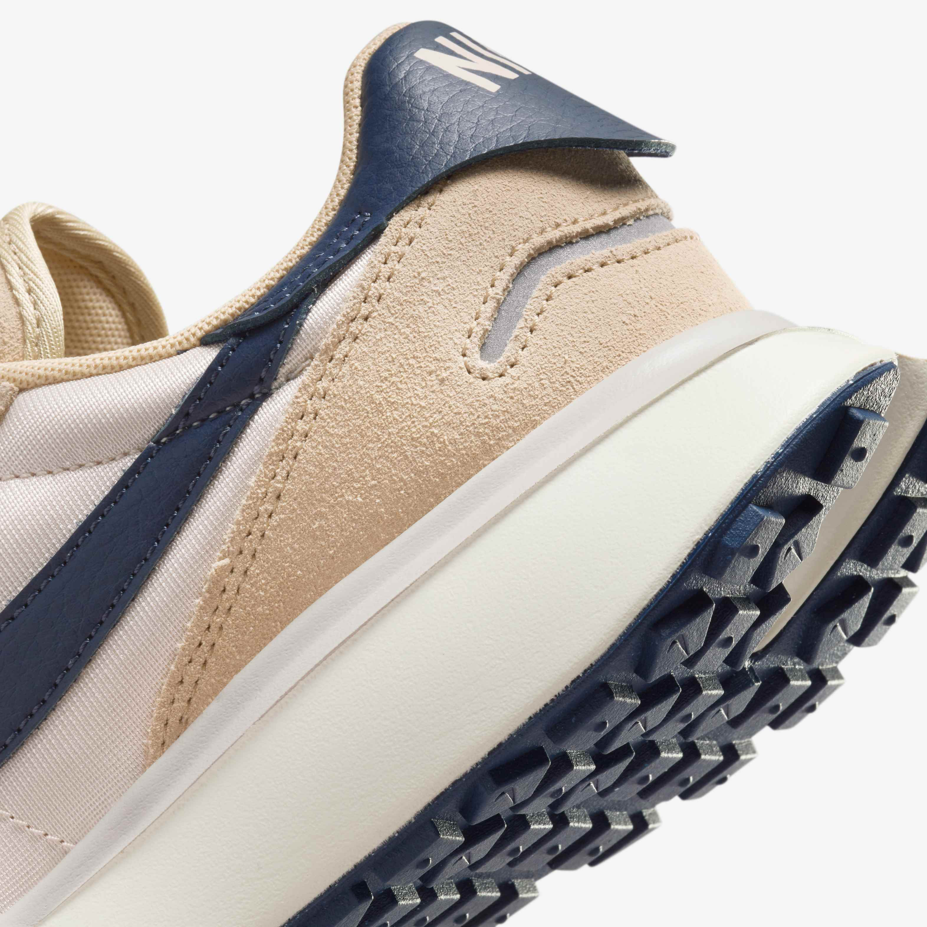 نايكي فينيكس وافل image number 8