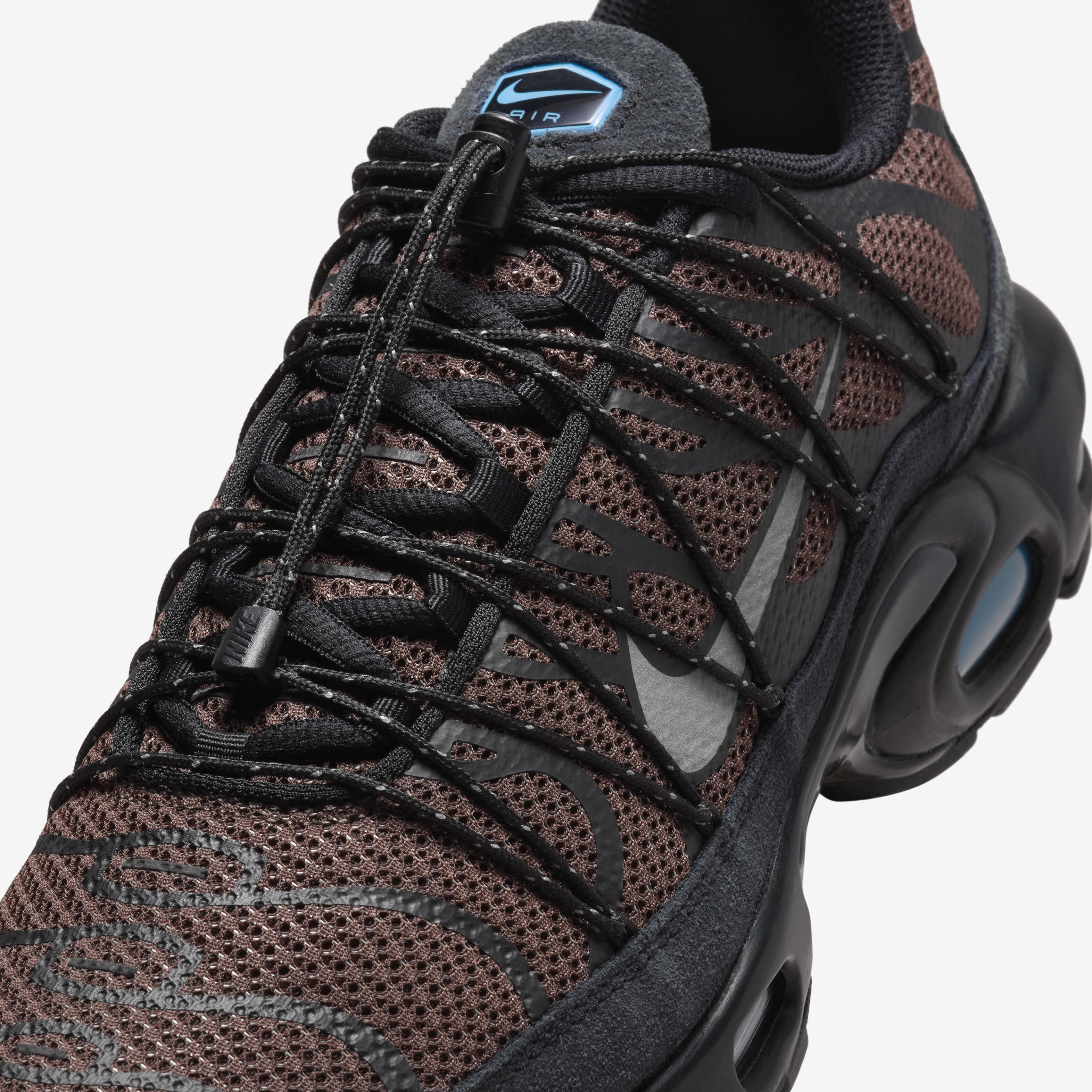 Nike blends black  and  red for the air max plus tn ultra black/anthracite top