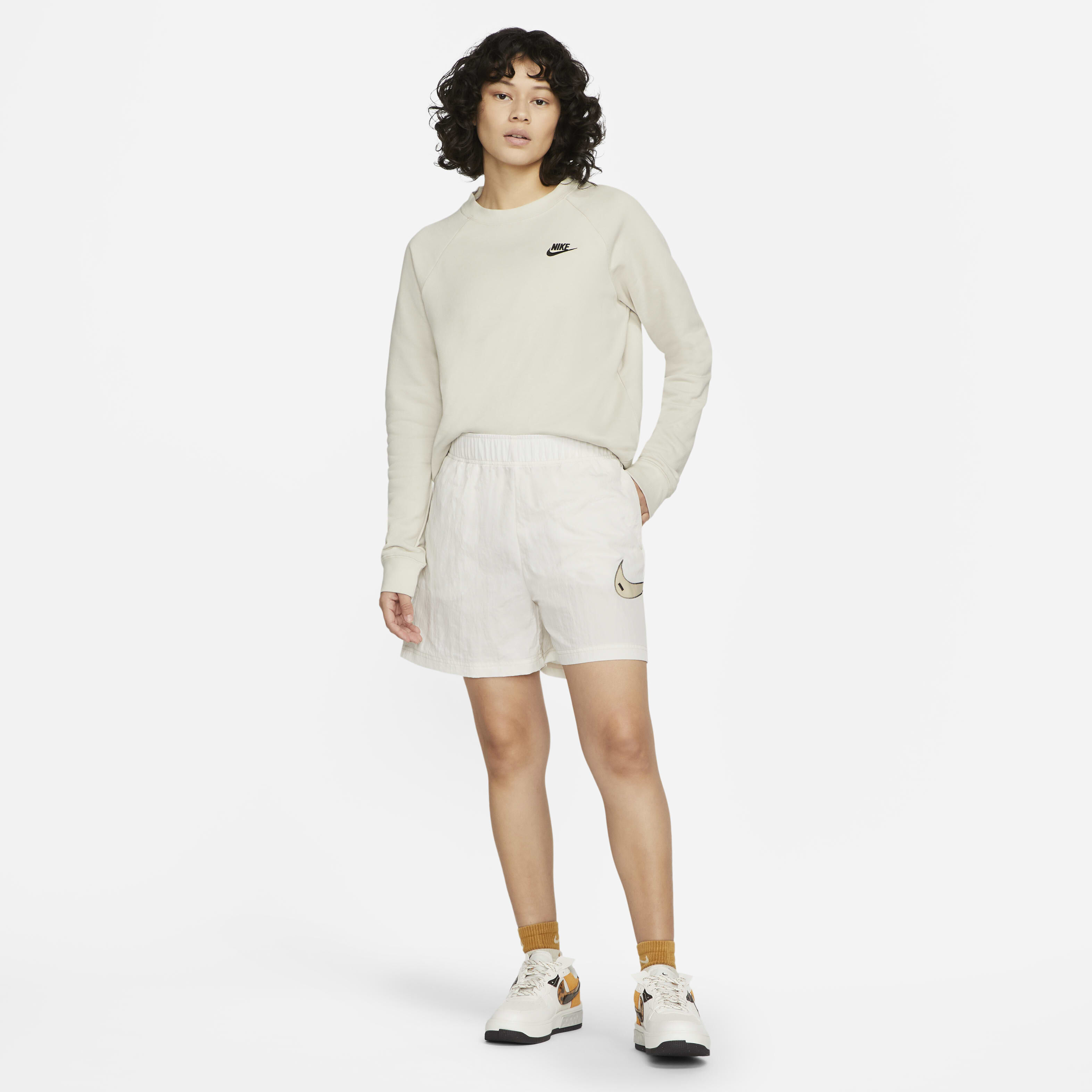 Nike Sportswear Essential image number 3