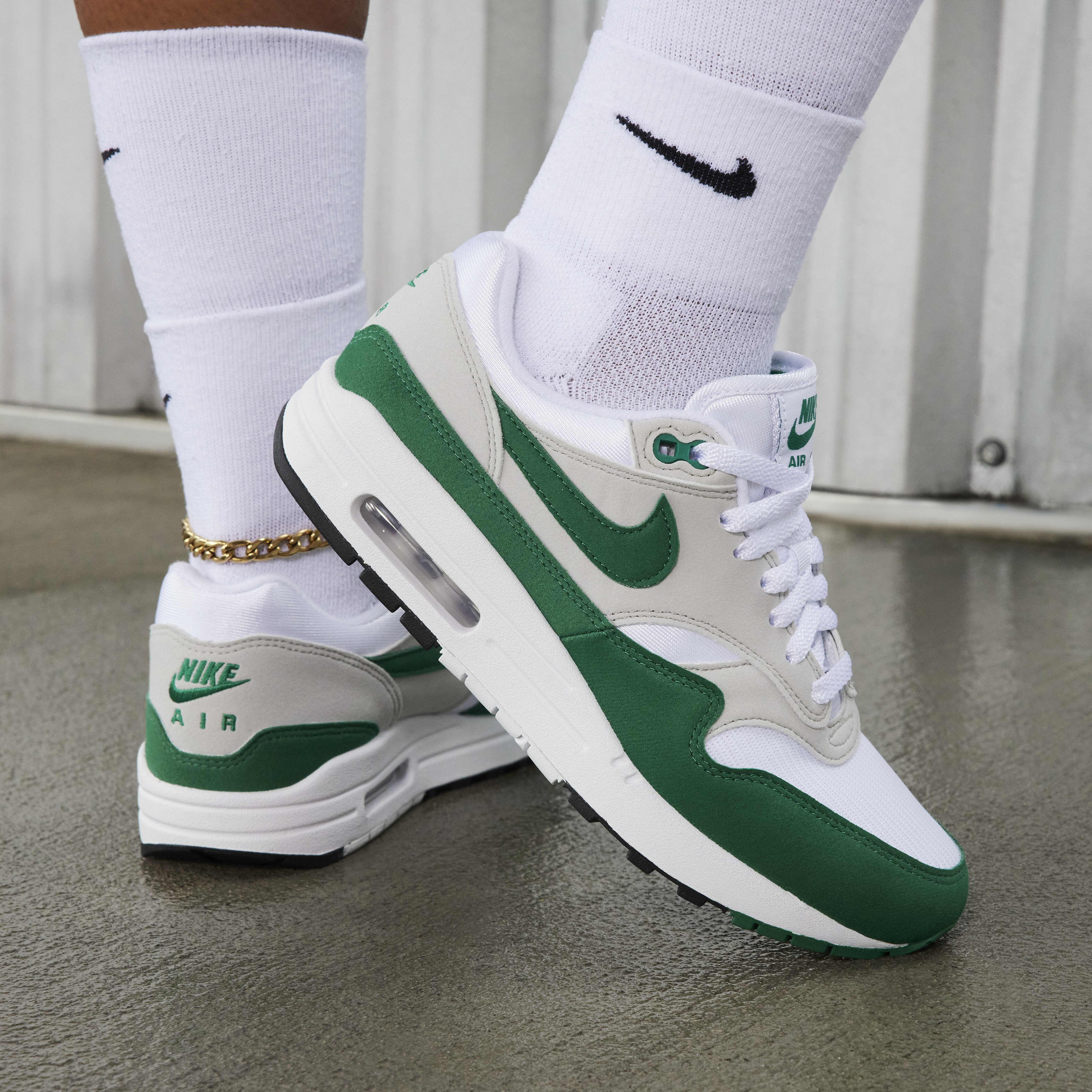 nike evergreen aura